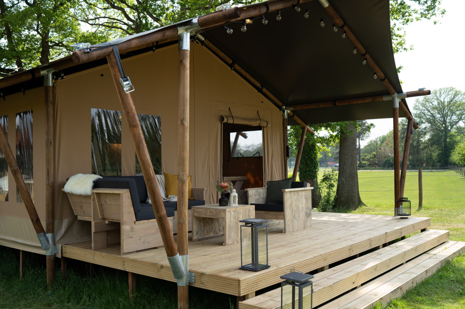 Safaritent met privé sanitair en extra groot terras | 8 personen 