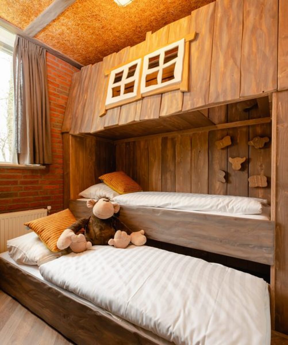 Custom children's bungalow 'Farm' with hot bubble tub | 8 people