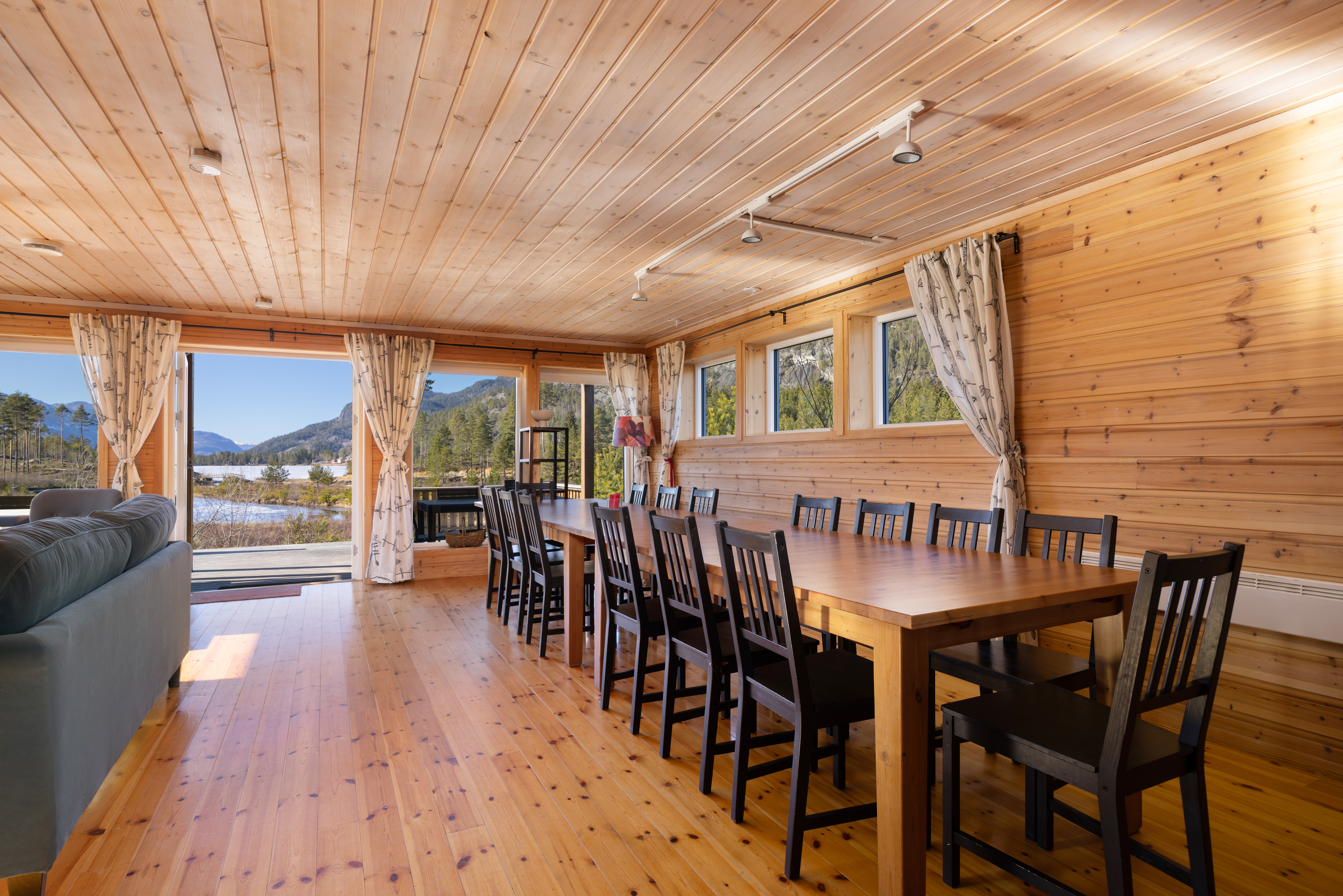 Lakehouse | 14p | With Sauna & By the Water.