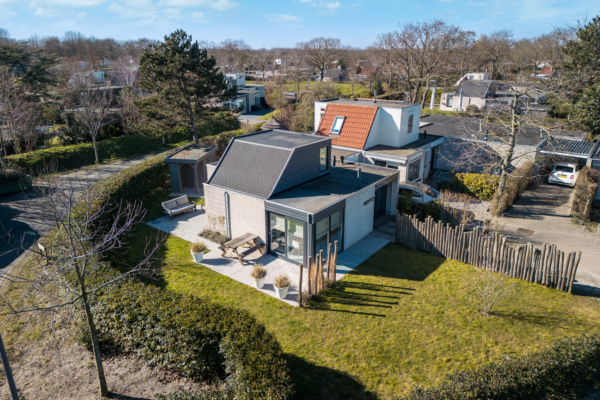 Ontdek de omgeving vanuit onze stijlvolle vakantiewoning op vakantiepark "De Klepperstee" in Ouddorp. Op slechts 1,5 km van de stranden biedt dit moderne en ruime huis plaats aan maximaal zes personen..