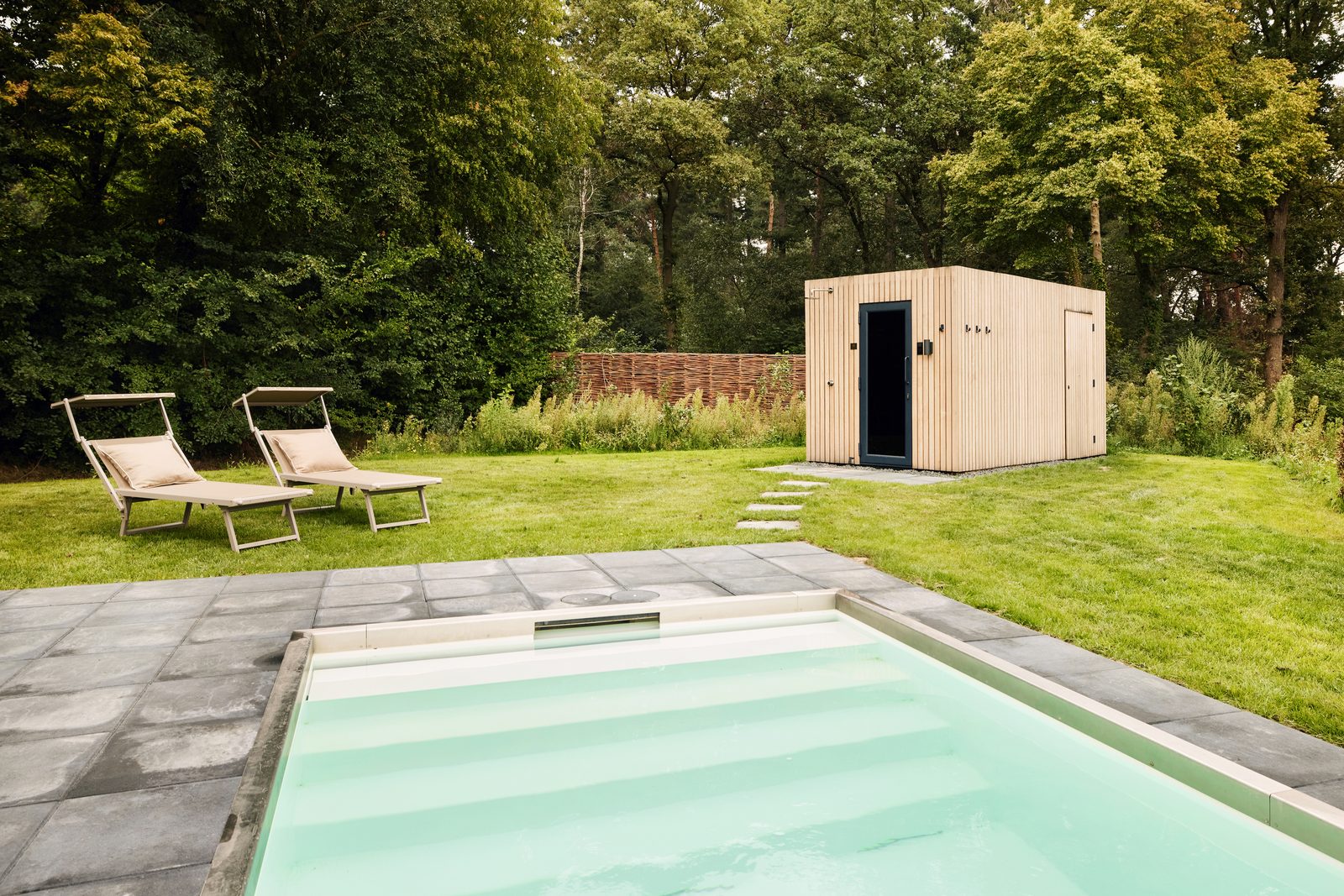 Unbrick One | Infrarot-Sauna und beheizter Pool | 2 Pers.