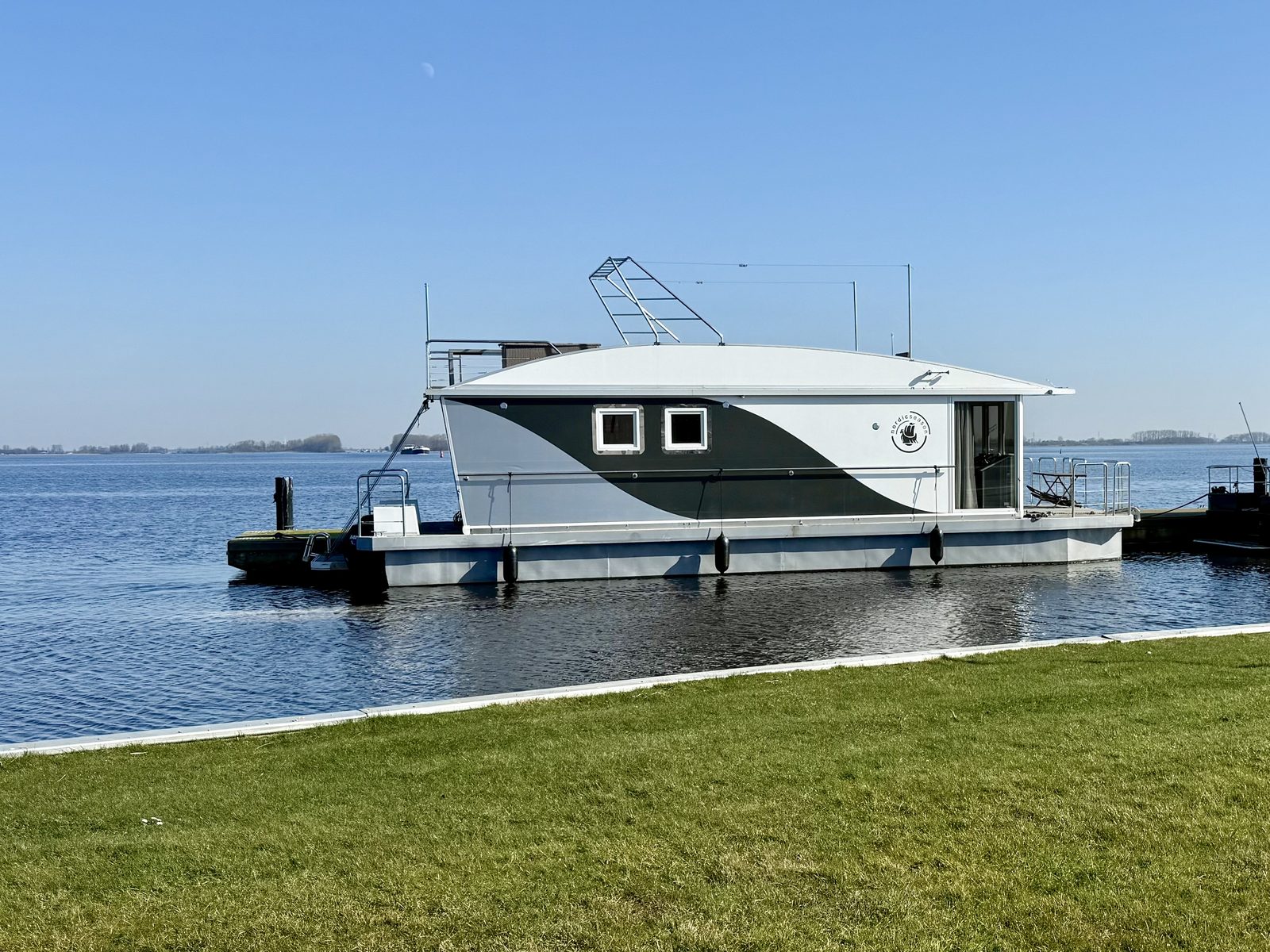 Sundeck Houseboat 