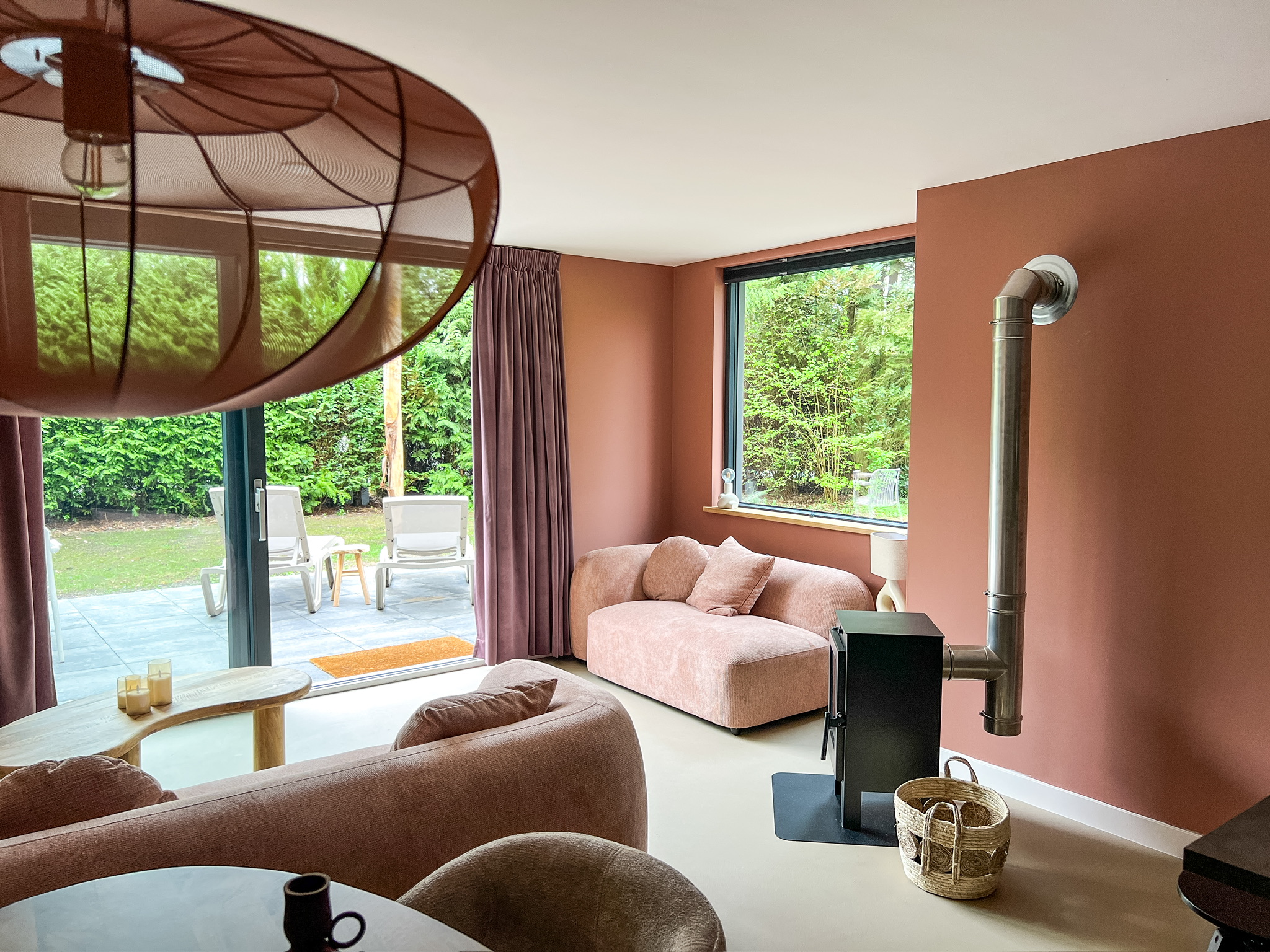 Stilvoller und luxuriöser Rückzugsort im Wald mit Whirlpool, Holzofen und sonnigem Garten. Für 4 Personen – ideal für Paare oder Familien.