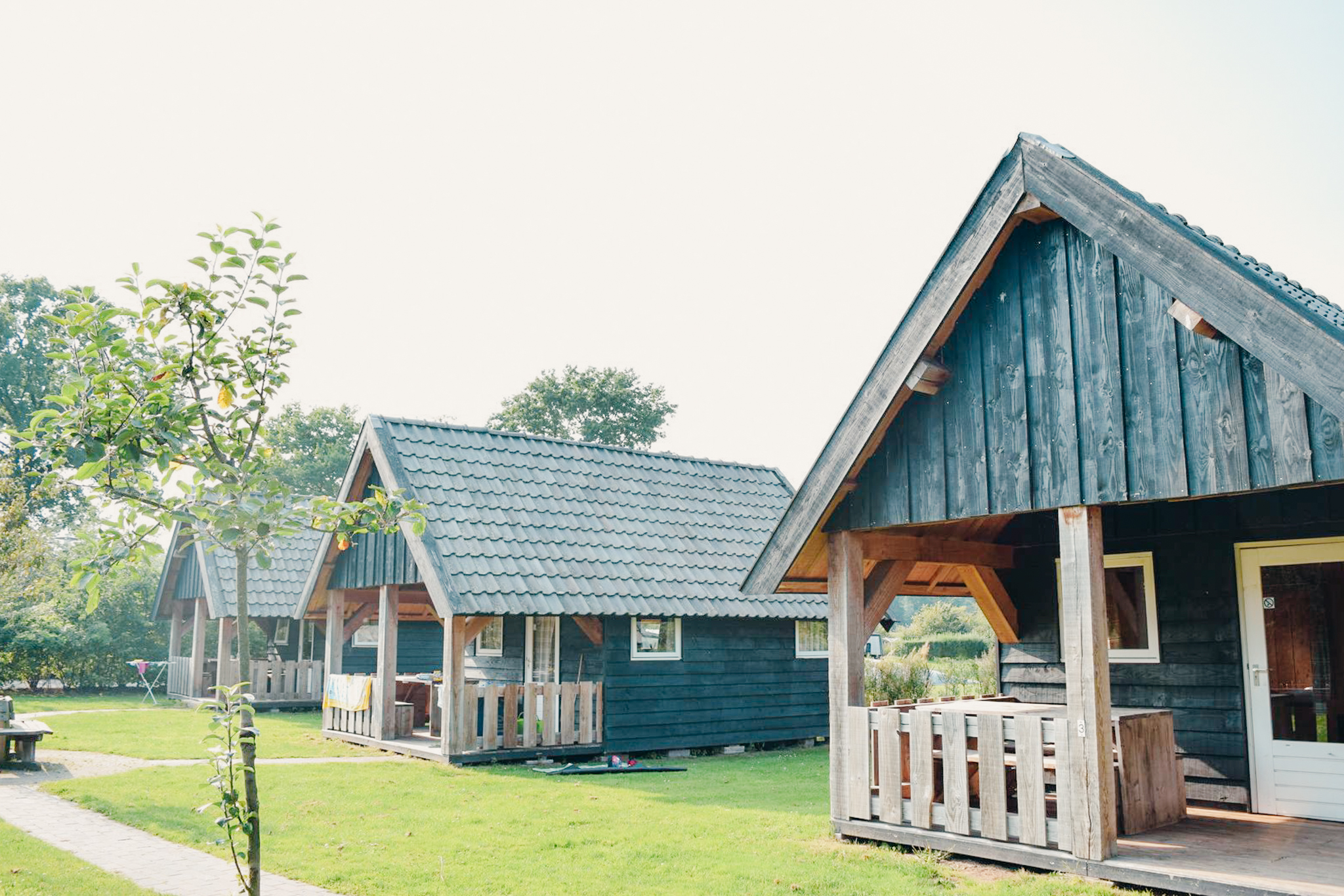 Geniet van een unieke vakantie in een trekkershut op Recreatiepark De Boshoek, midden op de Veluwe, met moderne voorzieningen en een idyllische ligging.