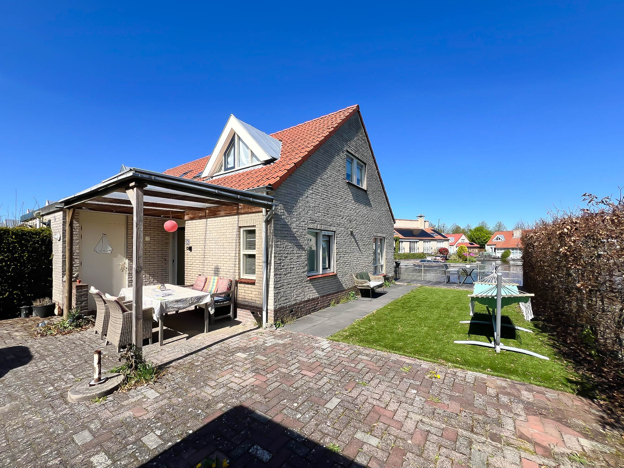 Gemütliches, modern eingerichtetes Ferienhaus mit schöner Terrasse und Steg