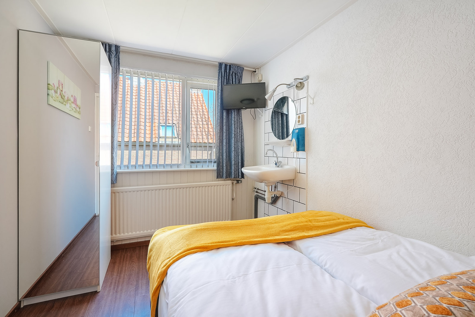 Verblijf in Hotel-Pension Ouddorp, vlak bij zee en strand, op 3 minuten lopen van het centrum. Comfortabele kamers. Perfecte uitvalsbasis voor een ontspannen vakantie of actieve stranddag!