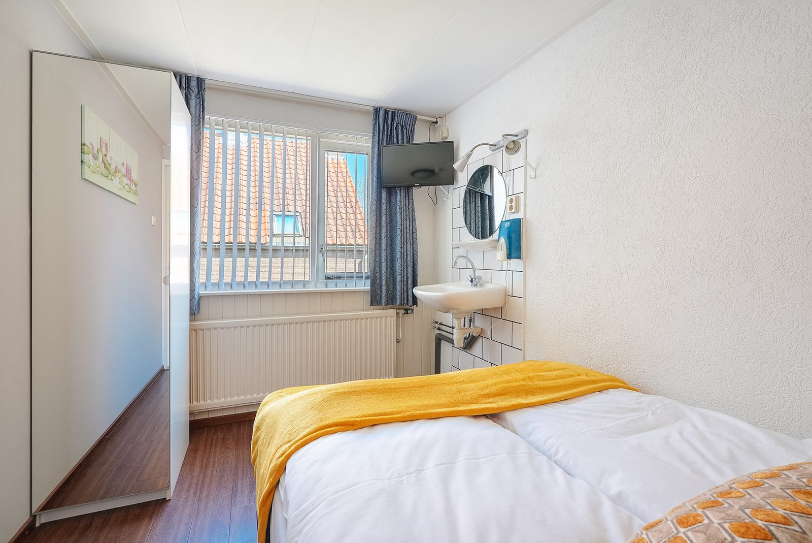 Eenpersoonskamer met gedeeld sanitair op de gang 