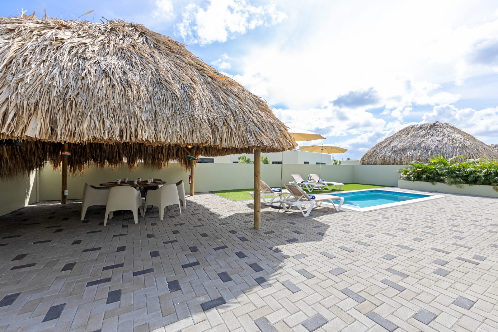 Villa Pura Vida with private pool, Mambo Beach