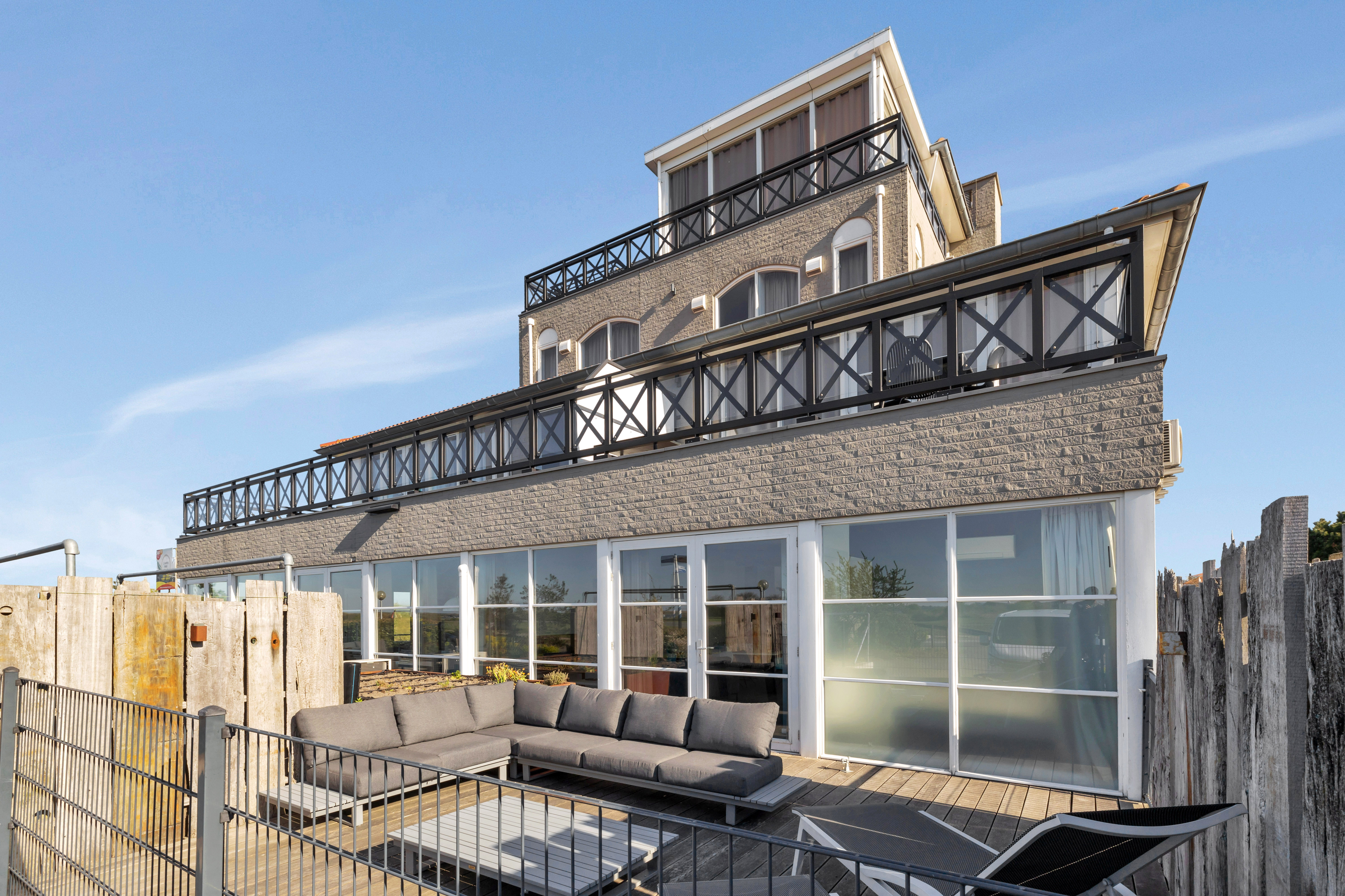 Ruim appartement voor 8 personen met terras, in de buurt van Ouddorp en Renesse.