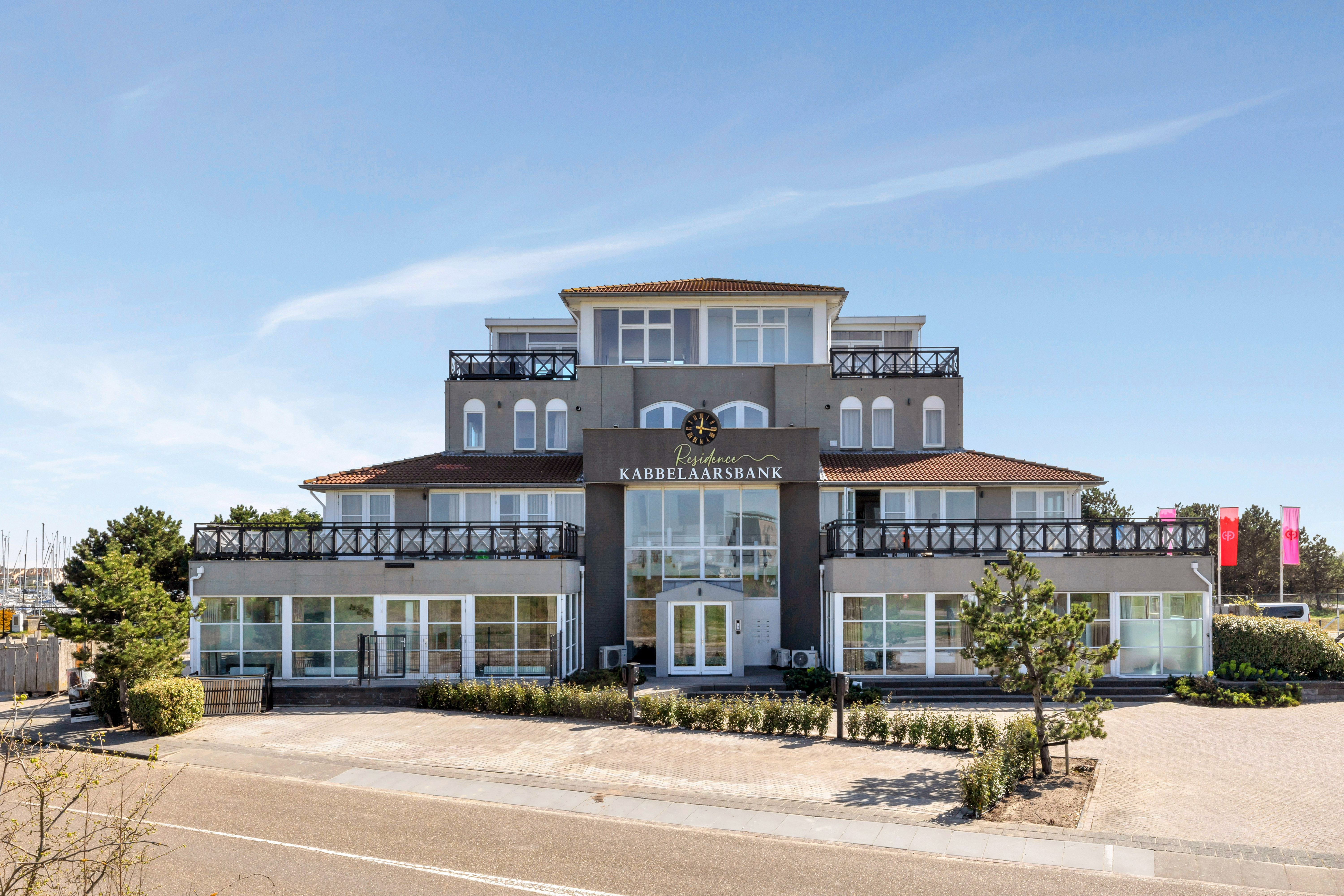 Eine farbenfrohe Wohnung für 4 Personen, ideal für einen erholsamen Urlaub an der Küste.