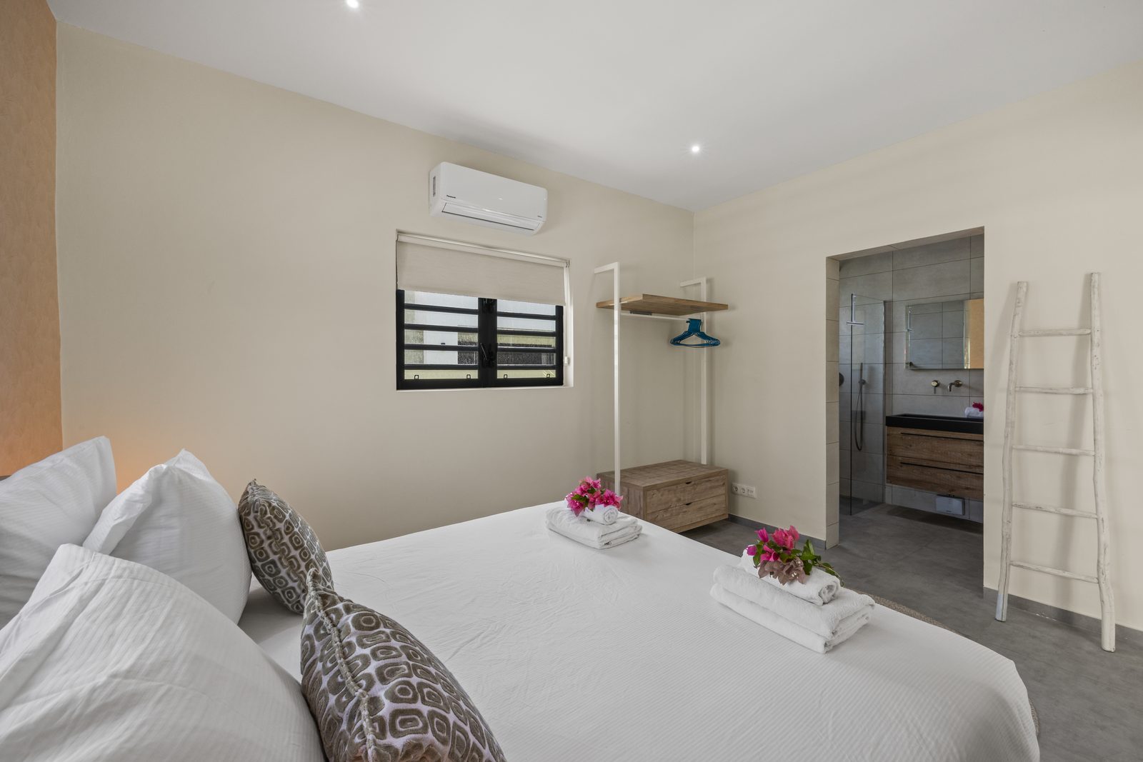 Infinity Blue villa met privezwembad, Mambo Beach