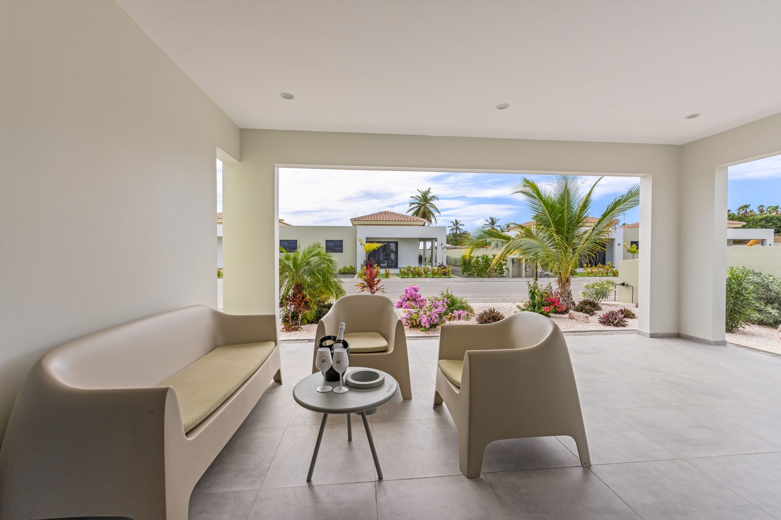 Infinity Blue villa met privezwembad, Mambo Beach