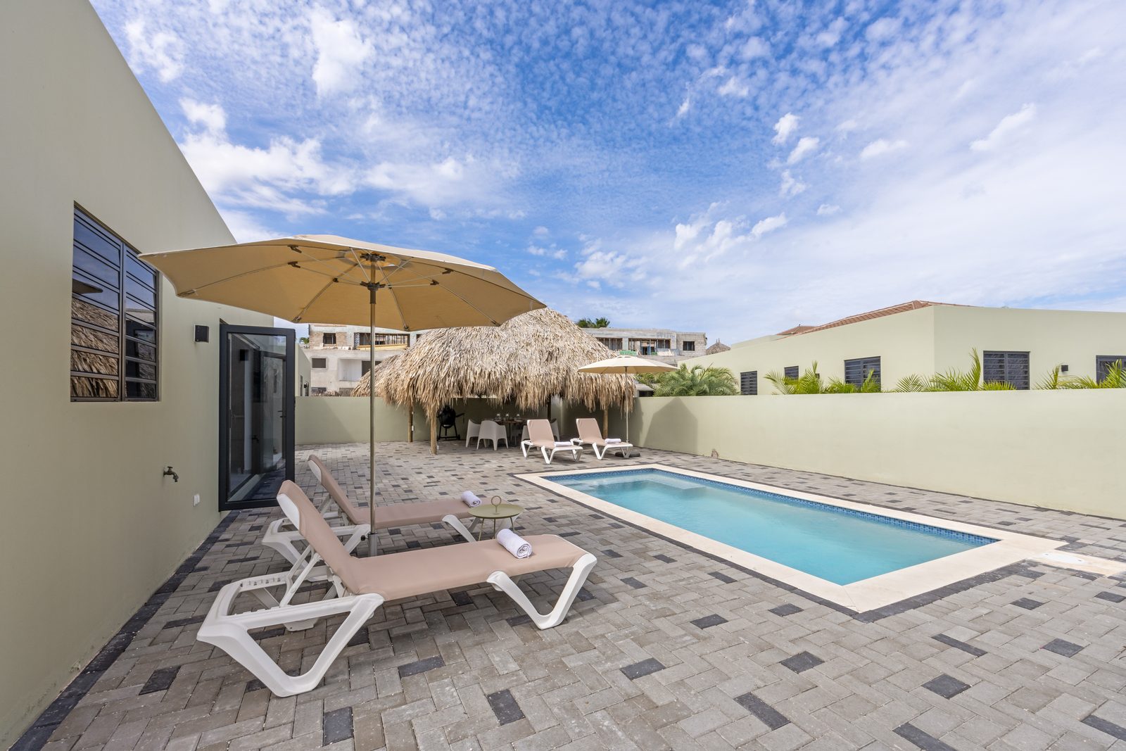 Infinity Blue villa met privezwembad, Mambo Beach