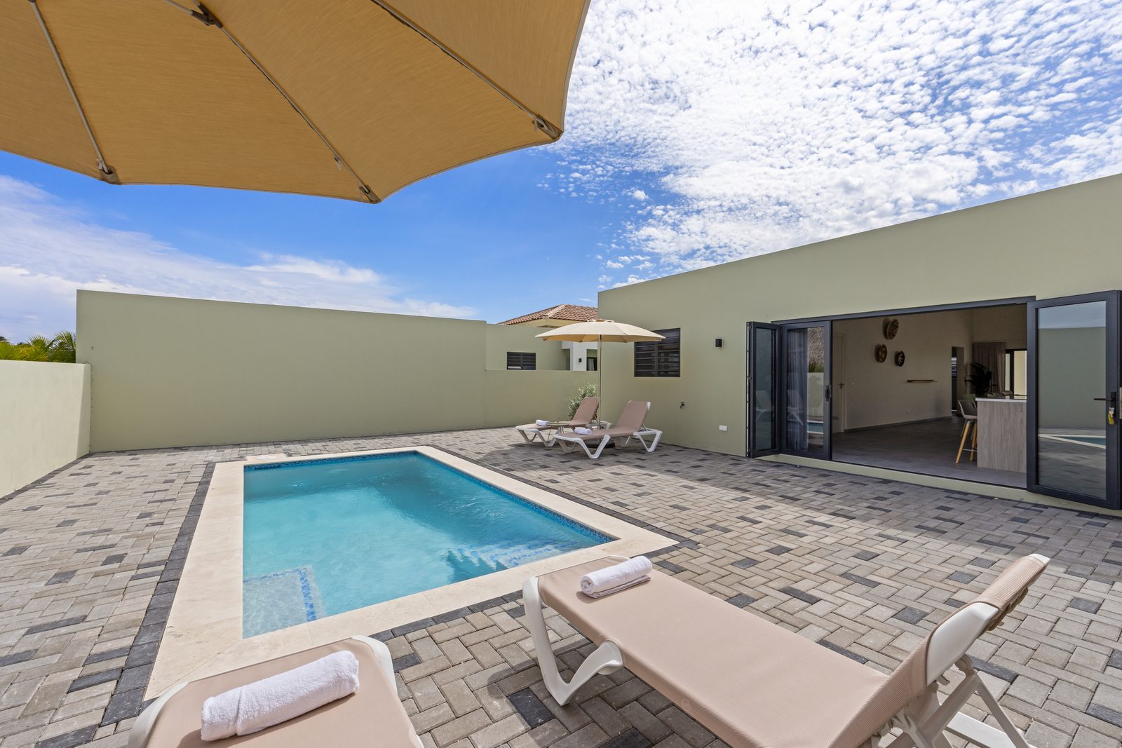 Infinity Blue villa met privezwembad, Mambo Beach