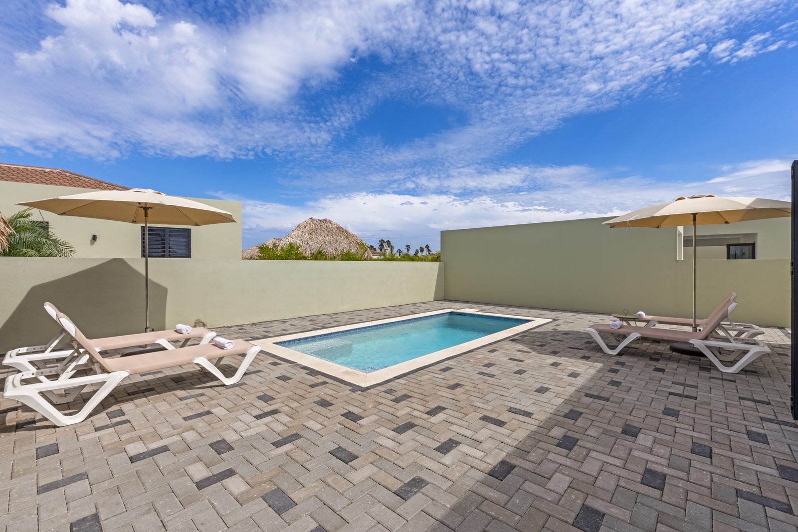 Infinity Blue villa met privezwembad, Mambo Beach