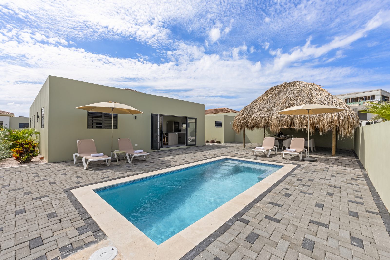 Infinity Blue villa met privezwembad, Mambo Beach