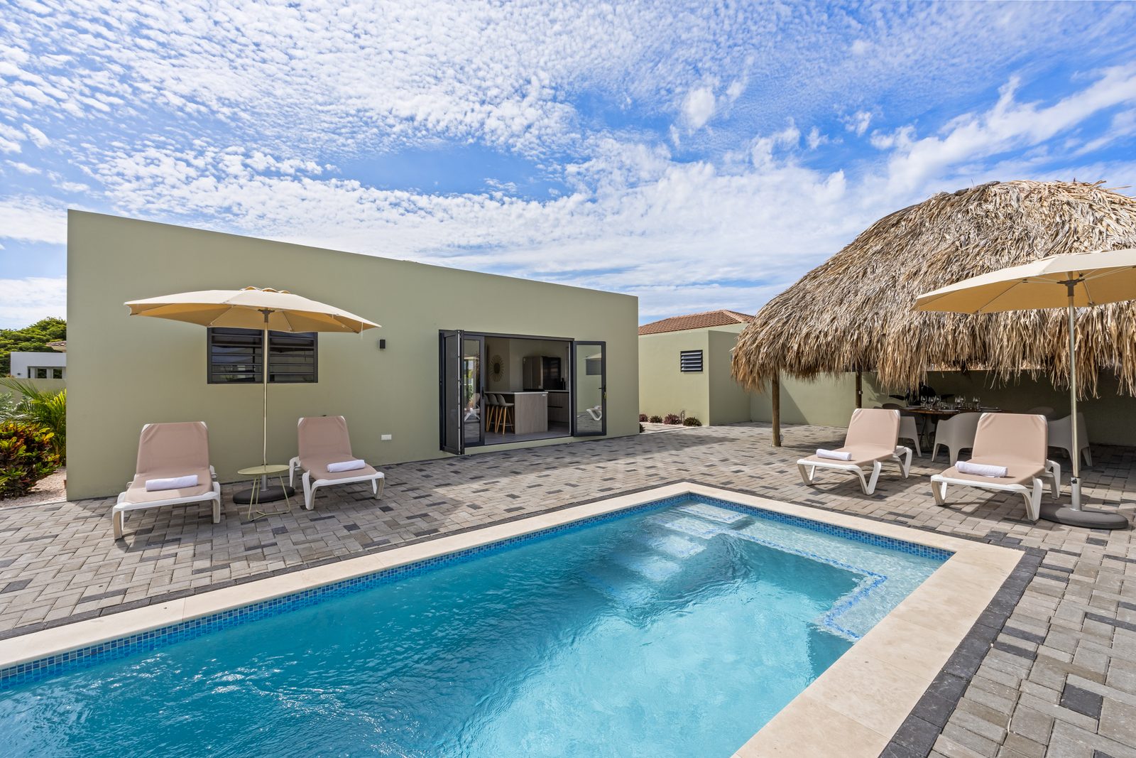 Infinity Blue villa met privezwembad, Mambo Beach