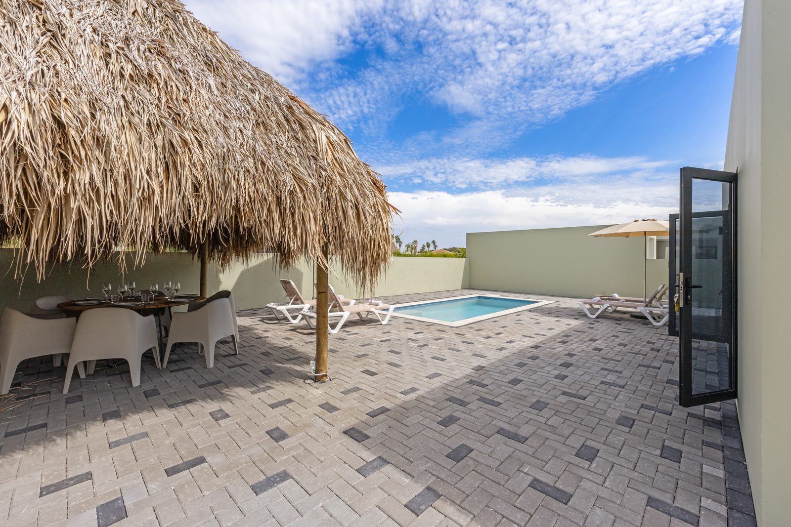 Infinity Blue villa met privezwembad, Mambo Beach