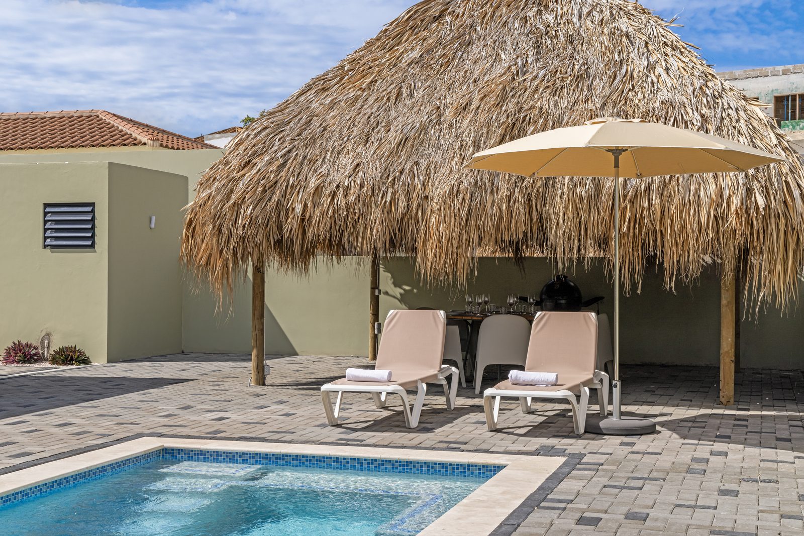 Infinity Blue villa met privezwembad, Mambo Beach