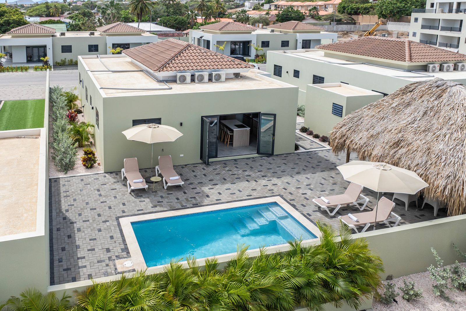 Infinity Blue villa met privezwembad, Mambo Beach