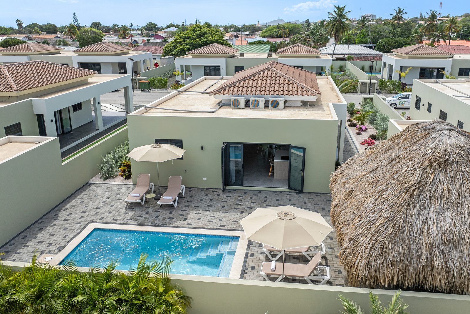 Infinity Blue villa met privezwembad, Mambo Beach