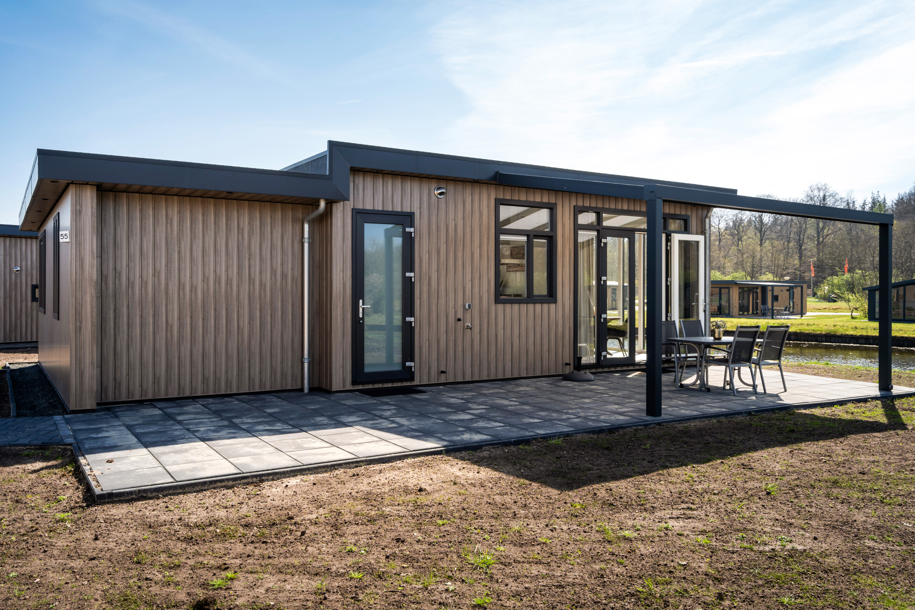 Übernachten Sie im gemütlich eingerichteten Zandduin Deluxe Chalet für 4 Personen im benachbarten Park Landgoed De Huynen, einem Park im Bau, mit herrlichem Blick über das Wasser. Ein Haus, in dem..