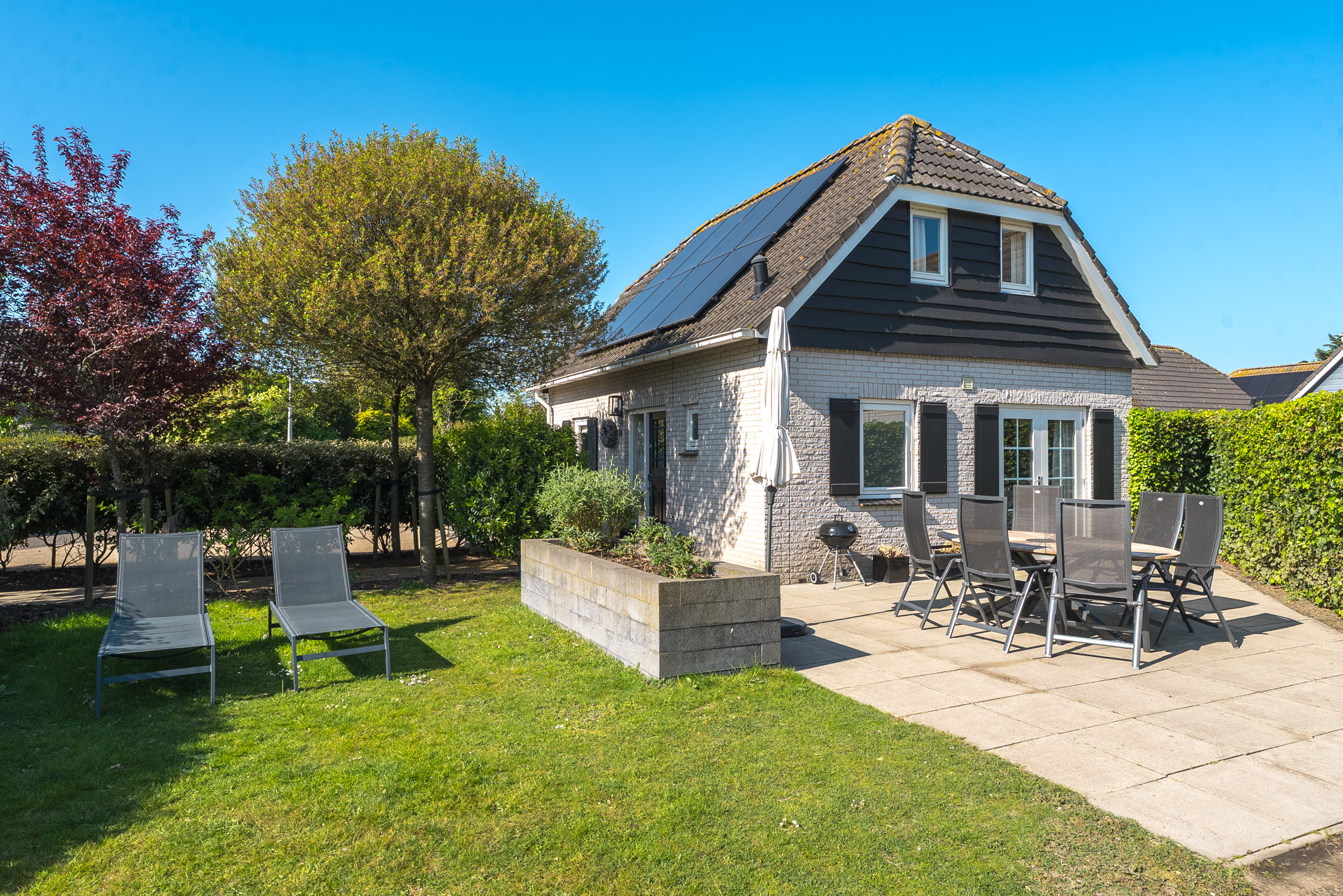 Dieses gemütliche Ferienhaus für 6 Personen befindet sich in der Nähe des Meeres im vorderen Teil des grünen Noordzeeparks.