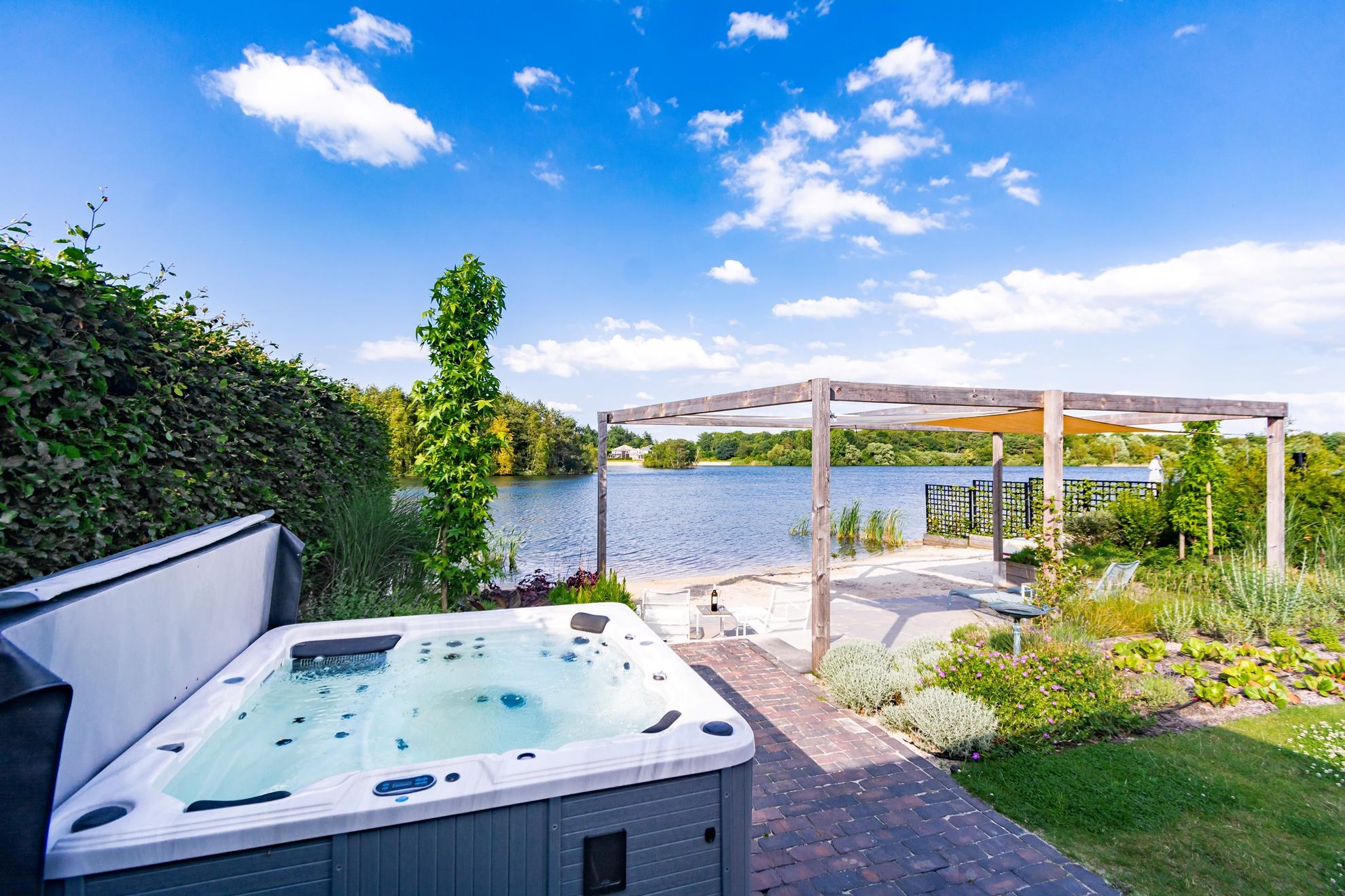 Luxuriöses Wellness-Ferienhaus am Wasser mit einem privaten Strand