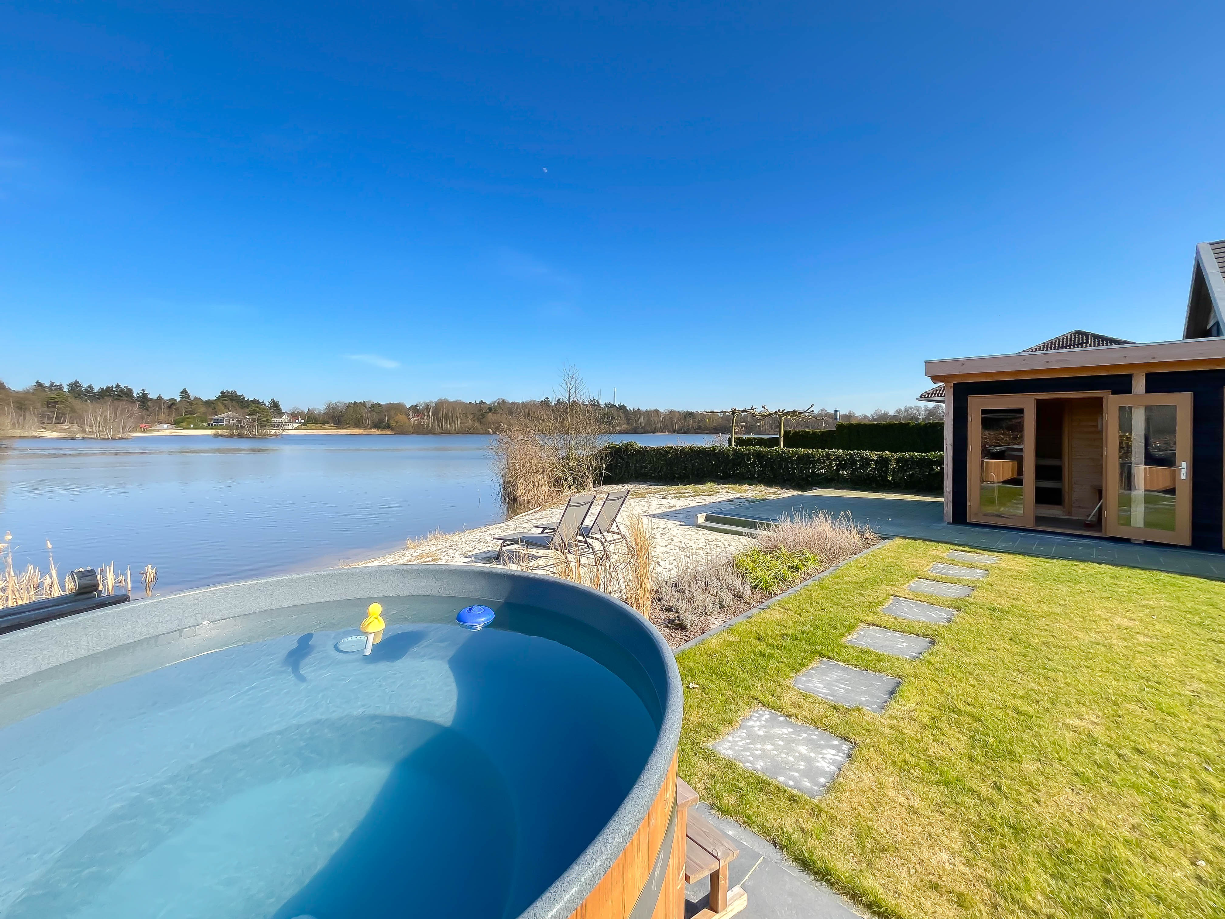 Wellnesshaus am Wasser mit Sauna, Whirlpool und privatem Strand