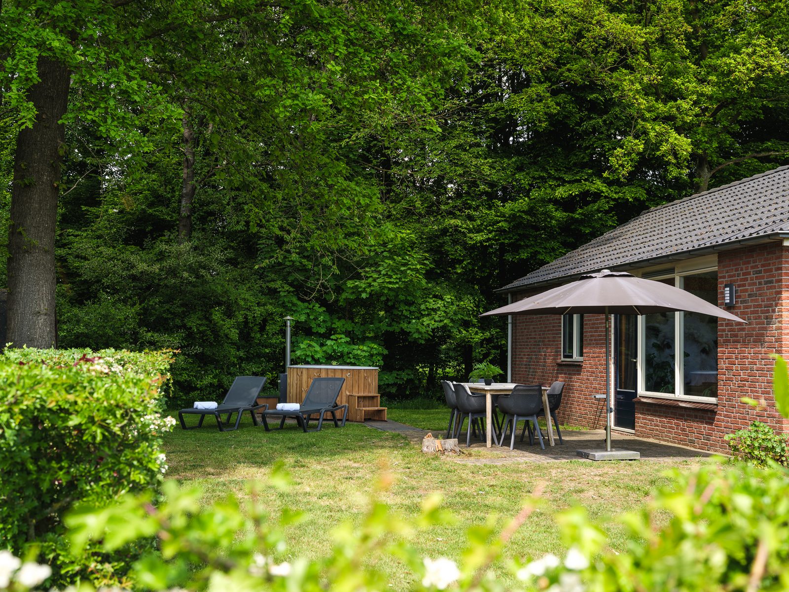 Kinderbungalow FC Mölke stadion met warme bubbeltub I 6 personen