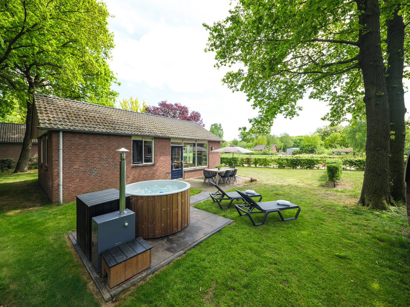 Kinderbungalow FC Mölke stadion met warme bubbeltub I 6 personen