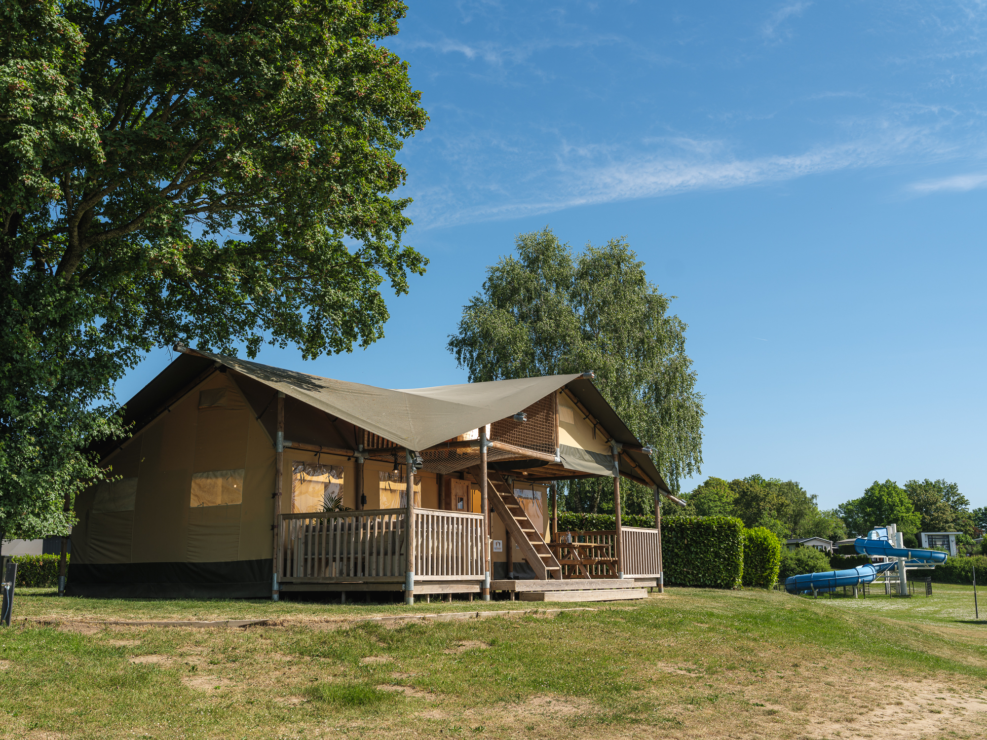 Beleef luxe glamping in de hooggelegen Safaritent Ranger aan het water.