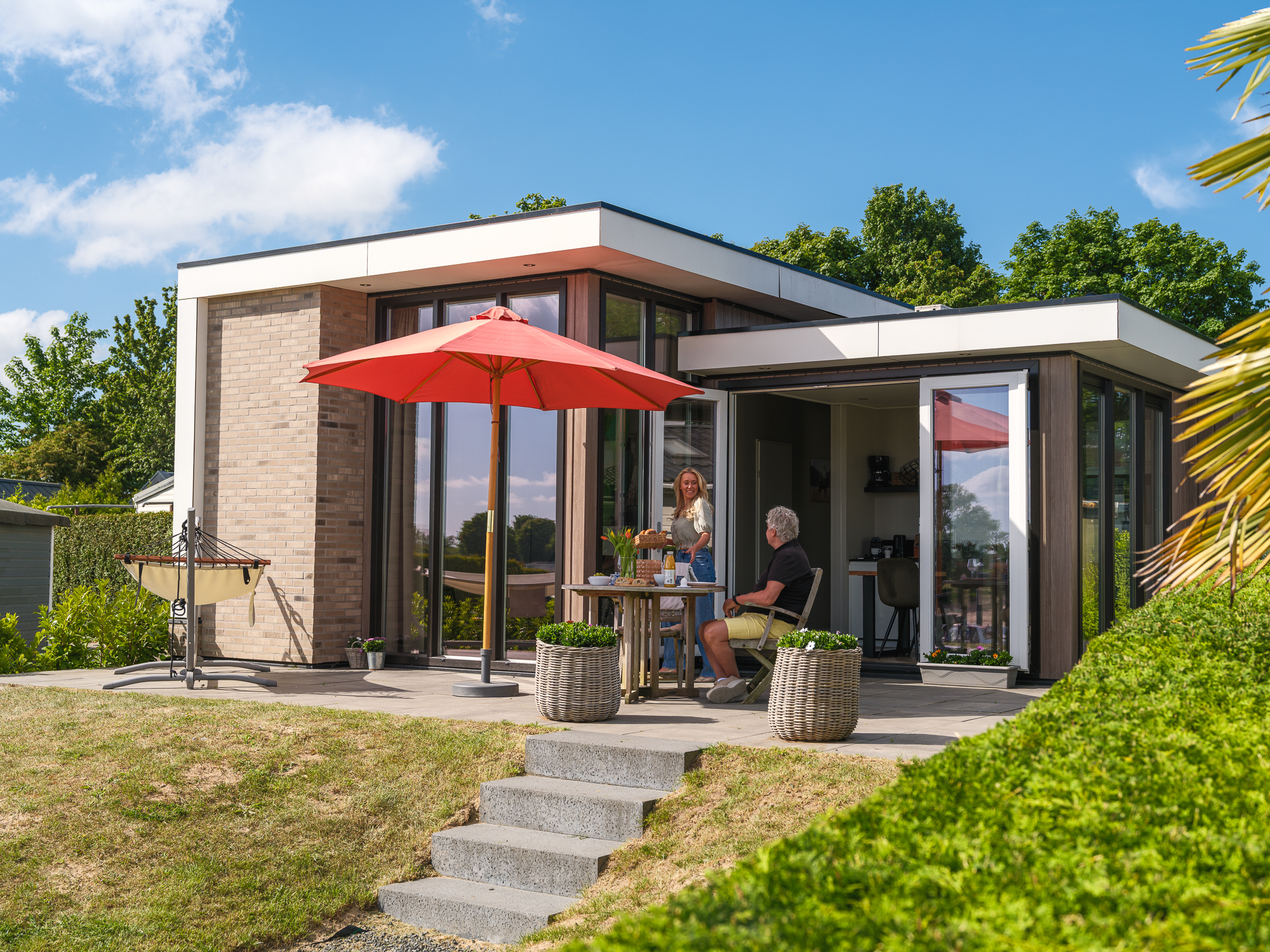 <p>Ervaar ultieme luxe, comfort en ontspanning in de Cube met sauna, een vrijstaande accommodatie die perfect is voor 4 personen. Deze moderne woning biedt alles wat je nodig hebt voor een onvergeteli..