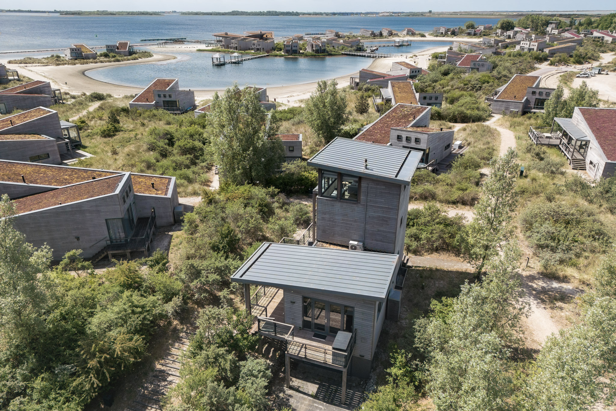 De enige 8-persoonsvilla op Punt West met drie verdiepingen, een spectaculair uitzicht, en meerdere terrassen rondom de woning.