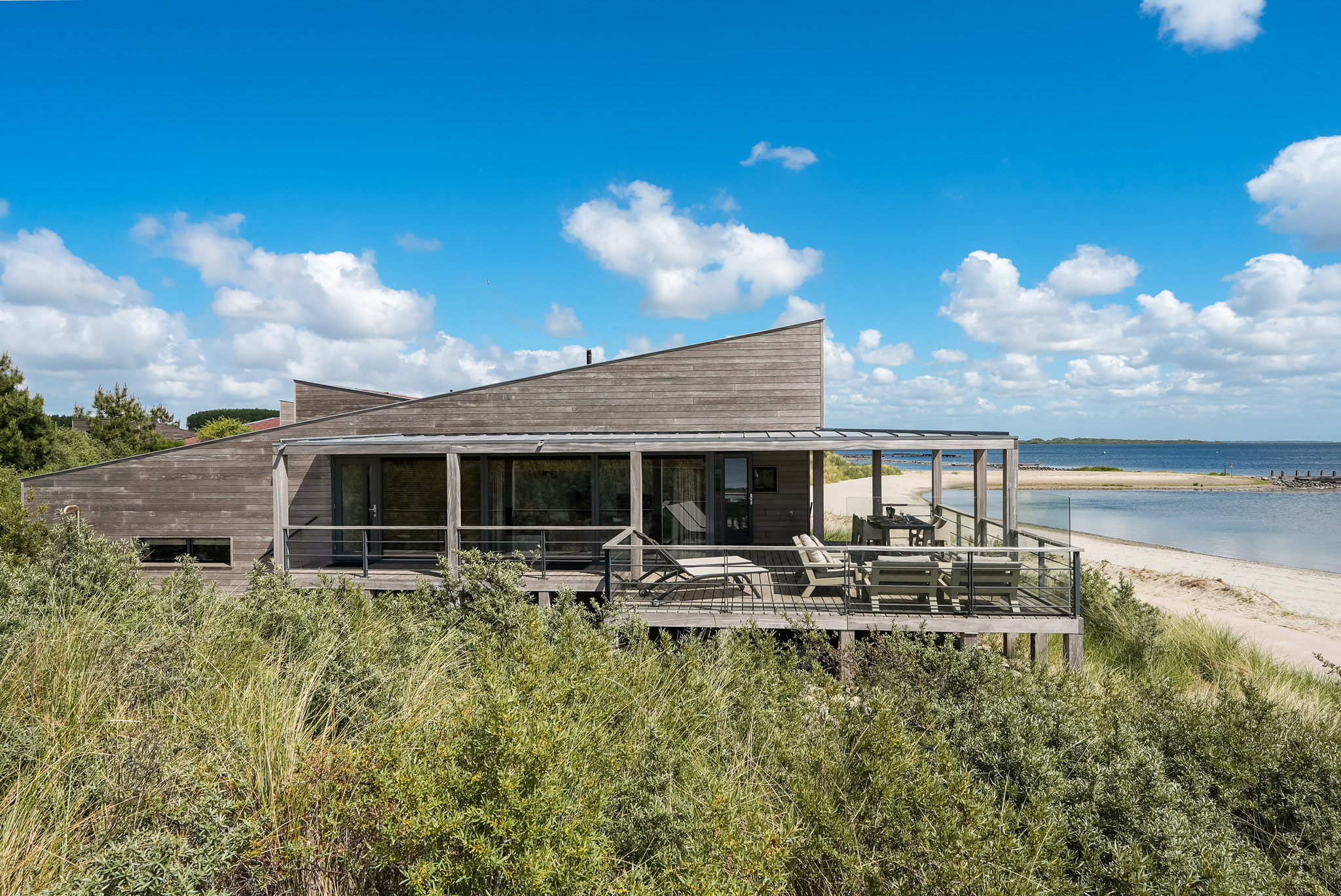 De 6 persoons Villa DeLuxe beschikt over een comfortabel en smaakvol ingericht interieur. uitzicht over het water, perfect met kinderen.