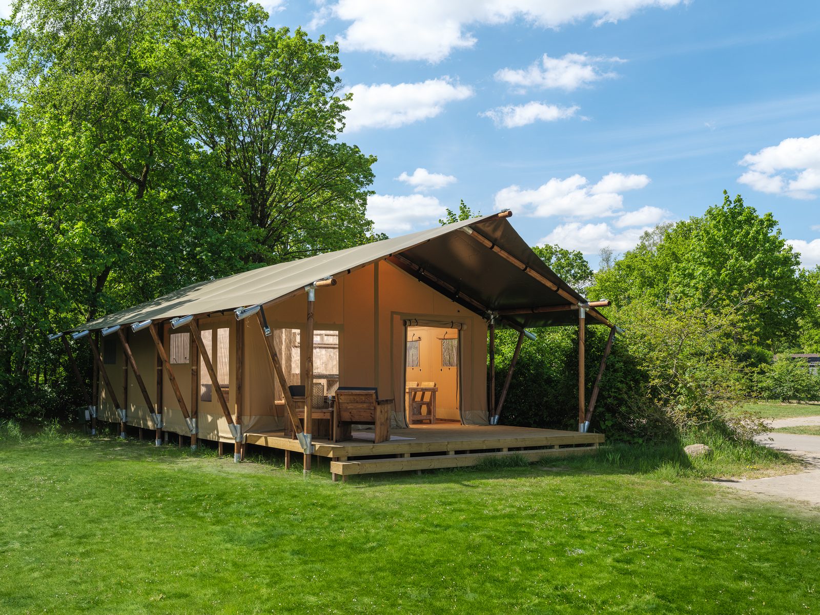 safaritent-met-prive-sanitair-en-extra-groot-terras-8-personen