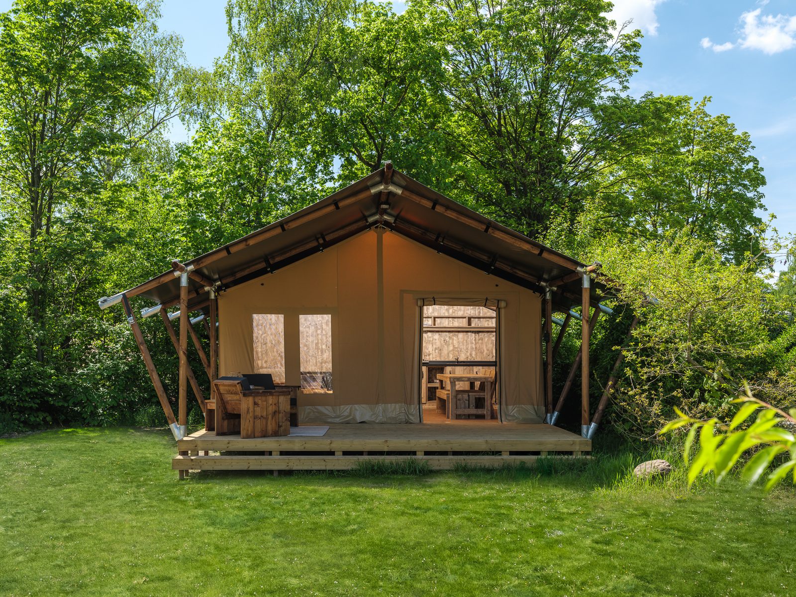 safaritent-met-prive-sanitair-en-extra-groot-terras-8-personen