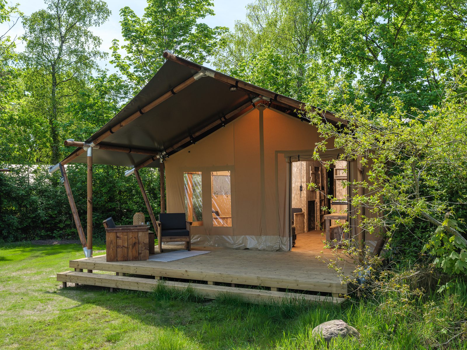 safaritent-met-prive-sanitair-en-extra-groot-terras-8-personen