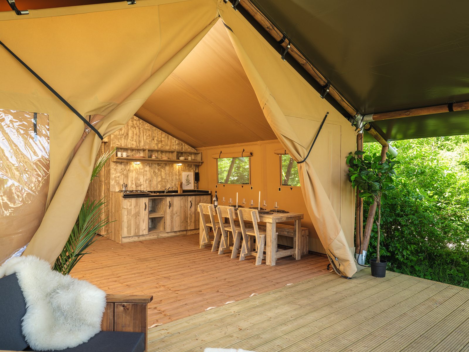 safaritent-met-prive-sanitair-en-extra-groot-terras-8-personen