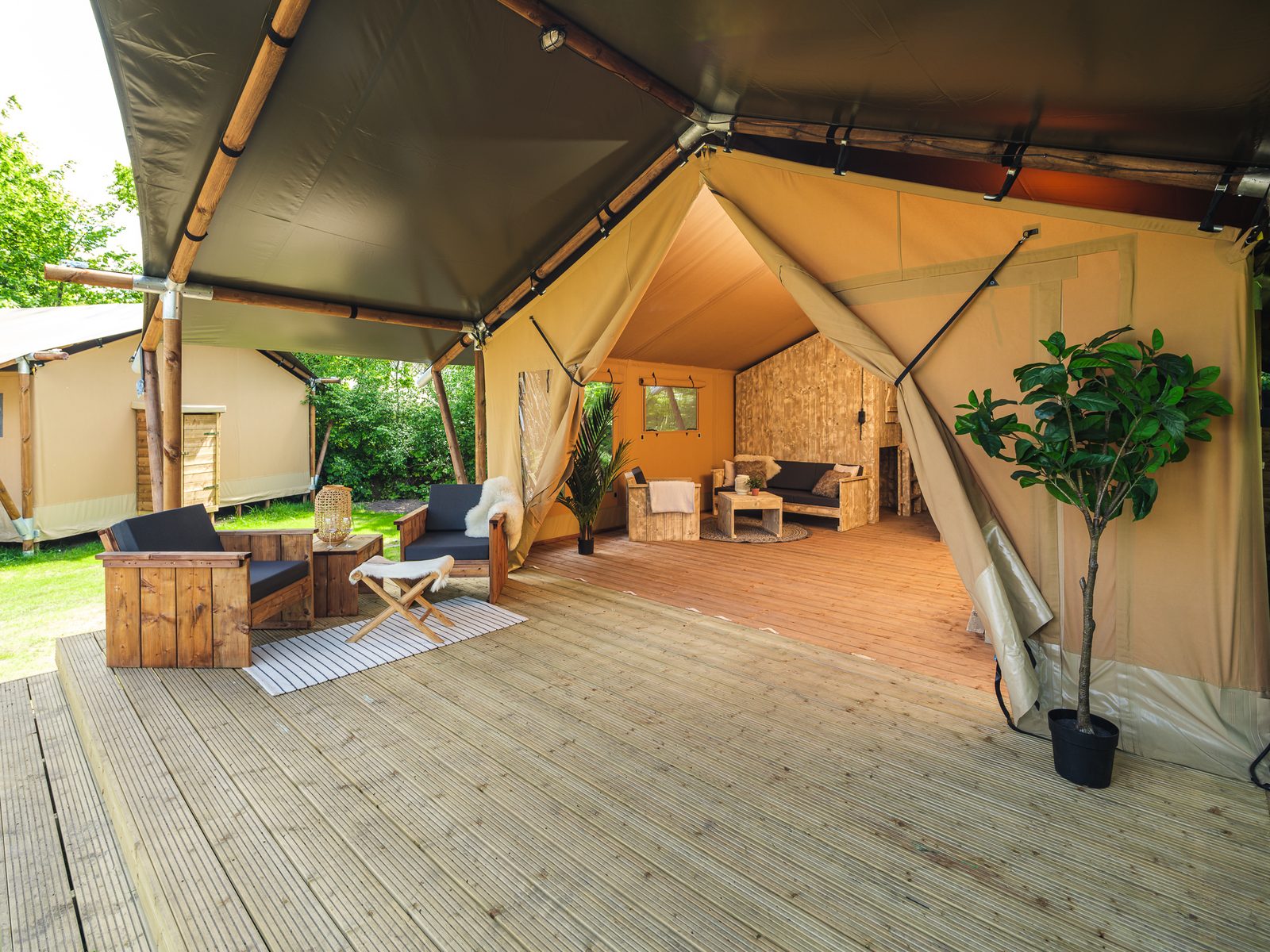 Safaritent met privé sanitair en extra groot terras | 8 personen 