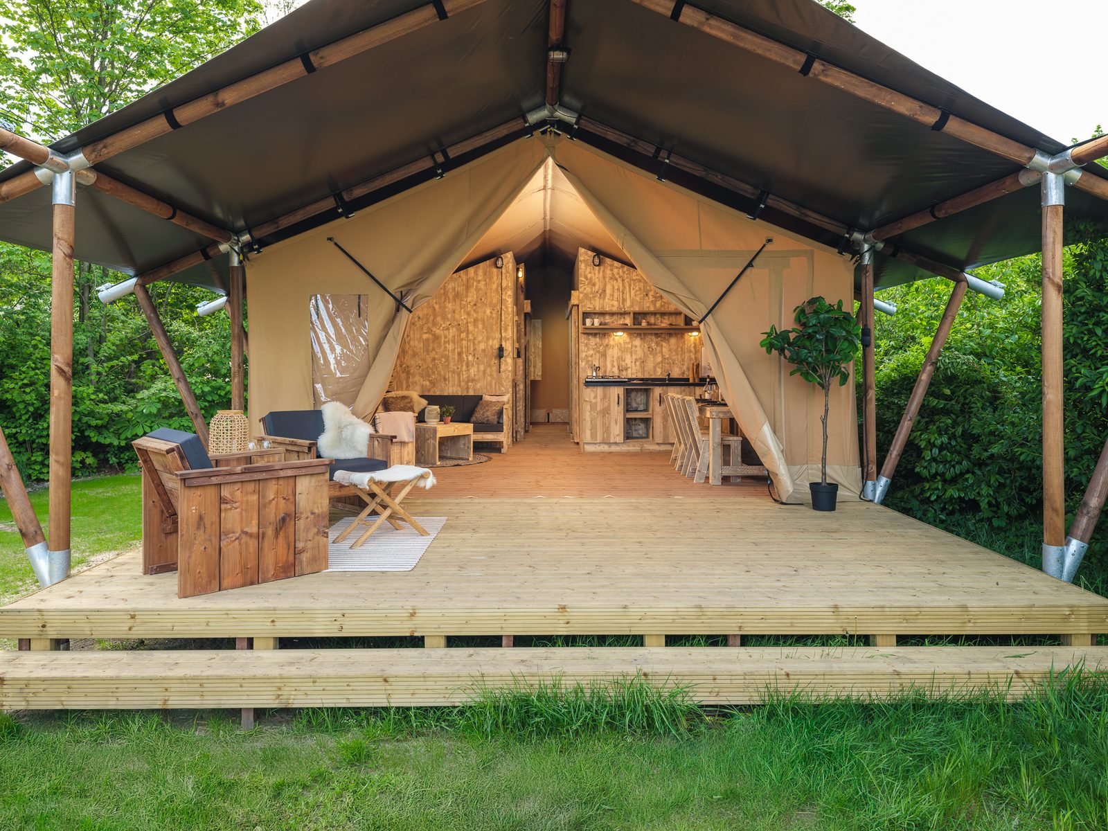 safaritent-met-prive-sanitair-en-extra-groot-terras-8-personen