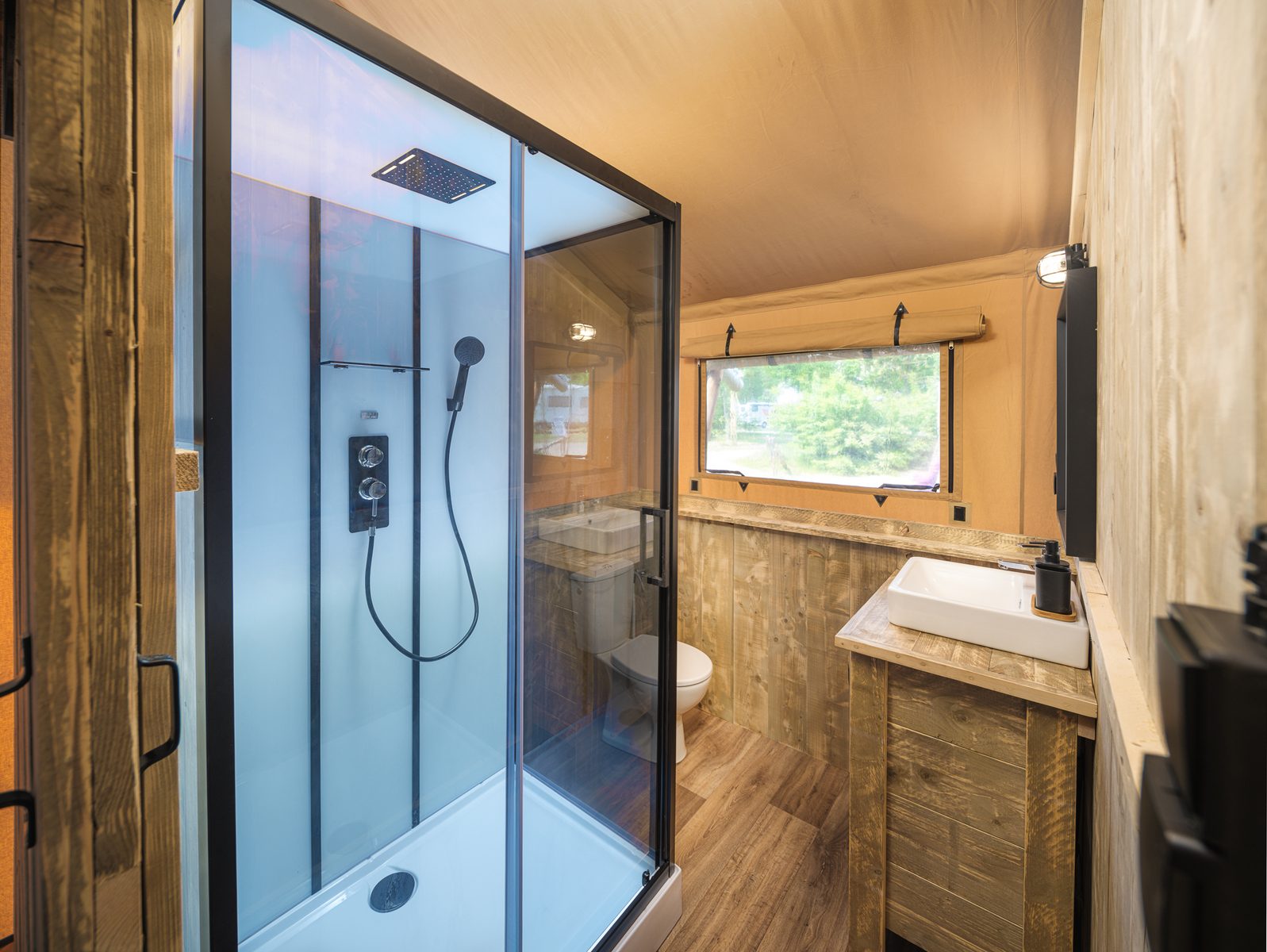 Safaritent met privé sanitair en extra groot terras | 8 personen 
