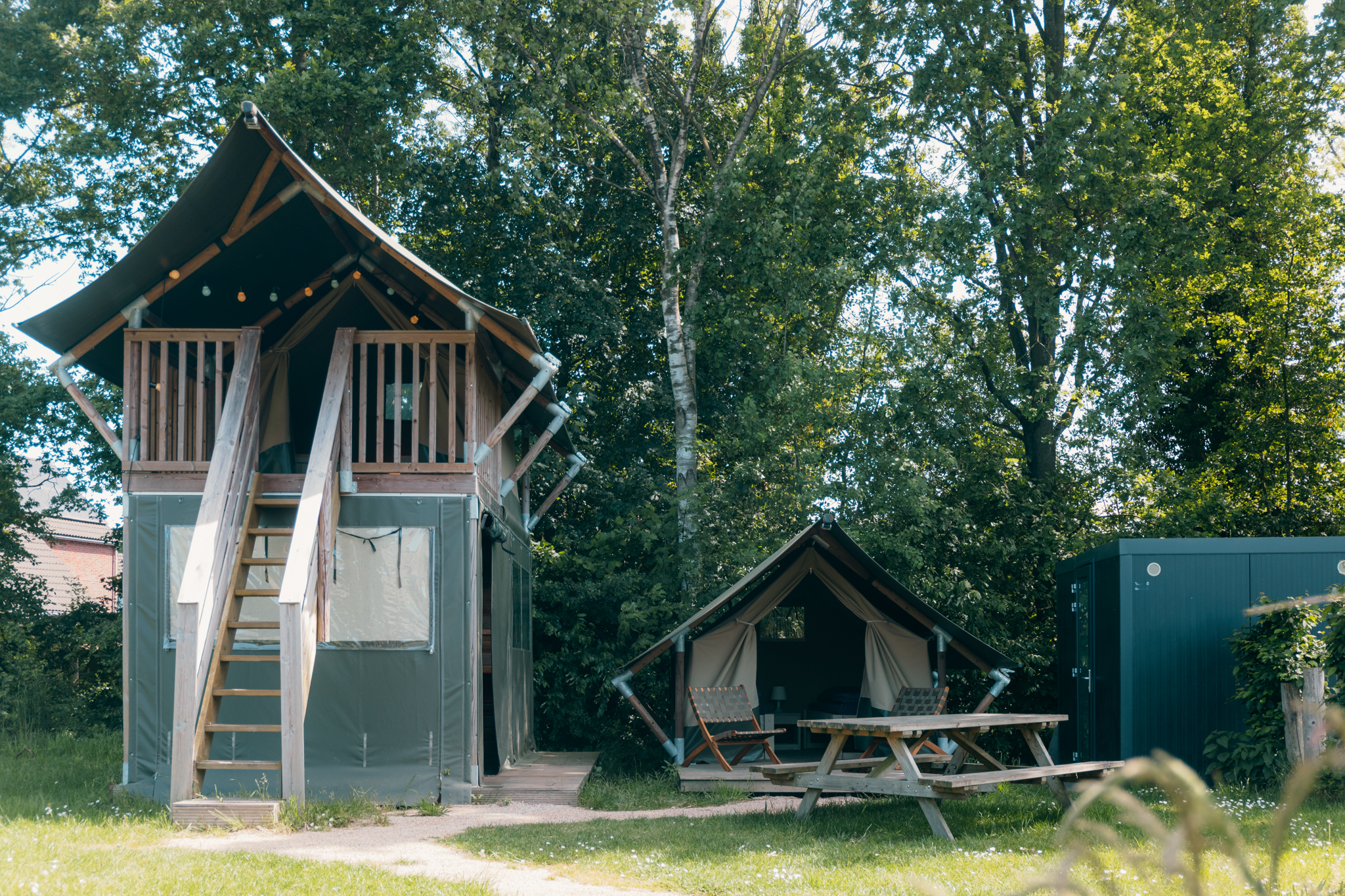 Genießen Sie einen luxuriösen Campingurlaub in der Safaricottage XS für 4 Personen mit privatem Sanitär im Ferienpark de Sallandshoeve, ideal für Naturfreunde und Ruhe suchende.