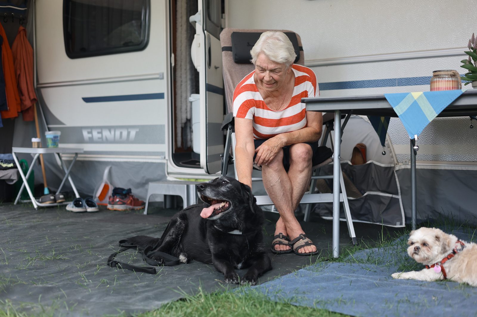 Kampeerplaats met privé sanitair en buitenkeuken He-Pi combi arrangement 