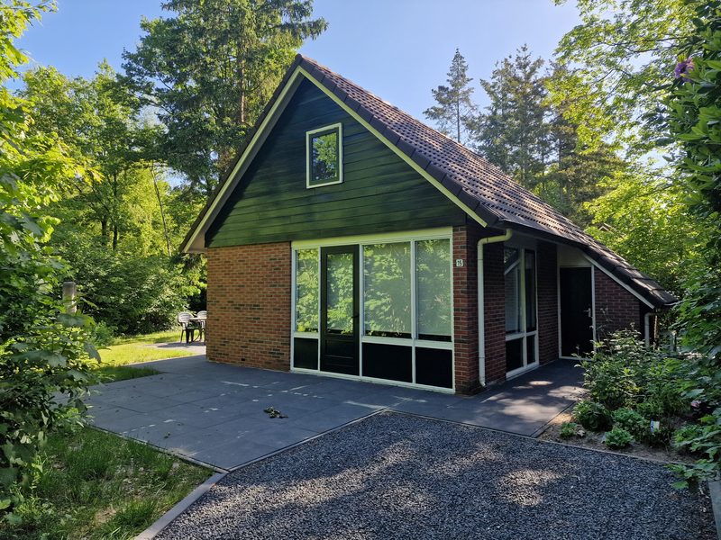 Deze vrijstaande bungalow voor 6 personen is compleet ingericht en biedt door de ruime ligging heel veel privacy.