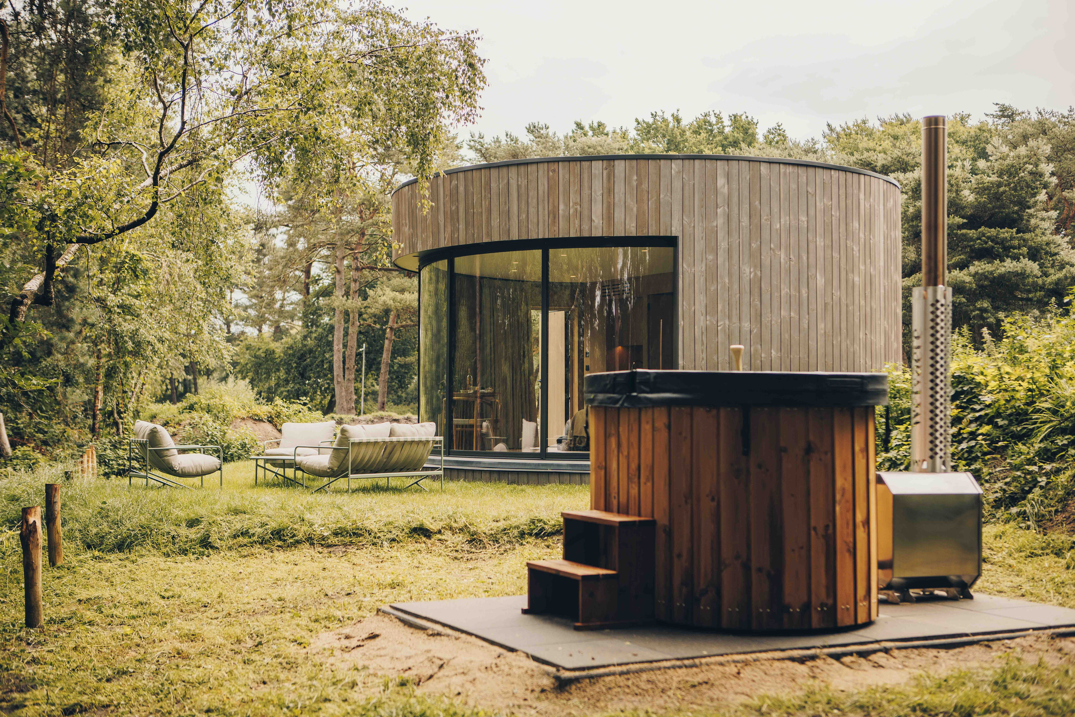 Luxus-Designpod, wo Natur, Ruhe und Komfort harmonisch zusammenfließen.