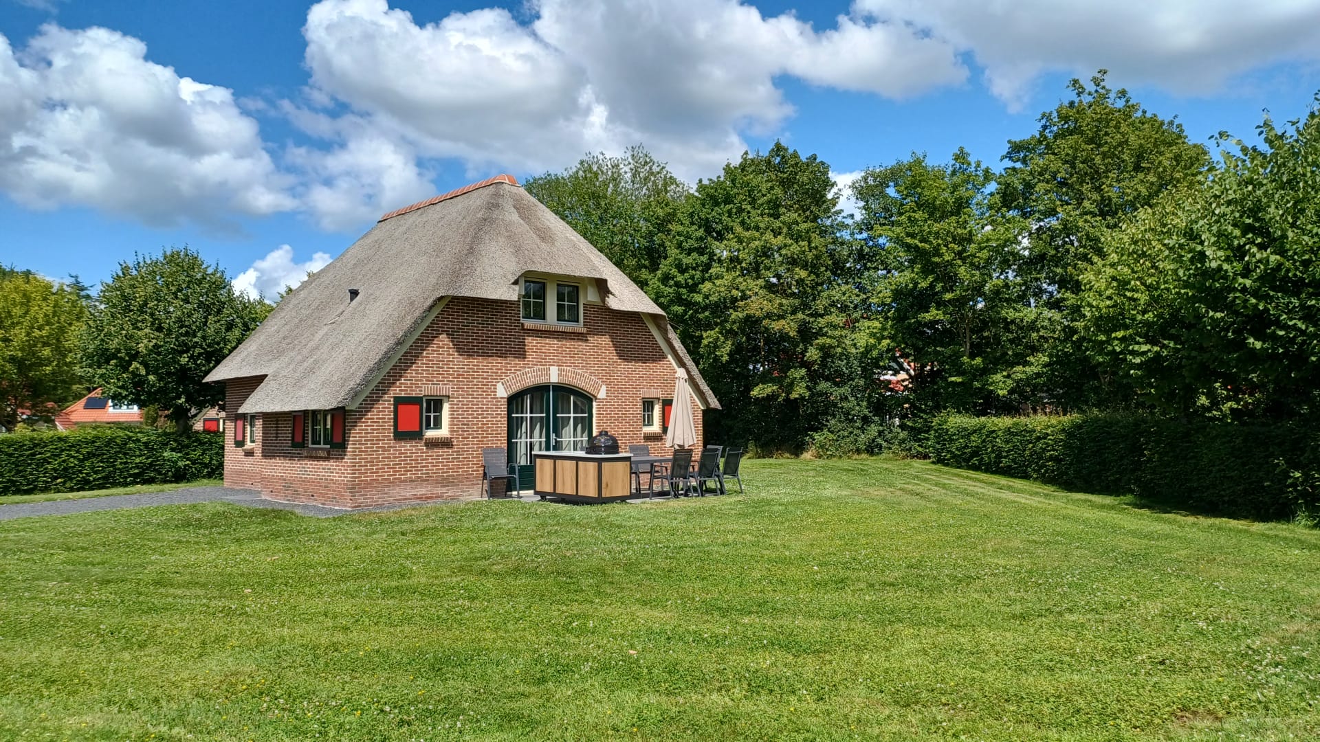 Luxe 8 persoons landhuisbungalow met buitenkeuken: de ideale mix van comfort, sfeer en buitenleven.