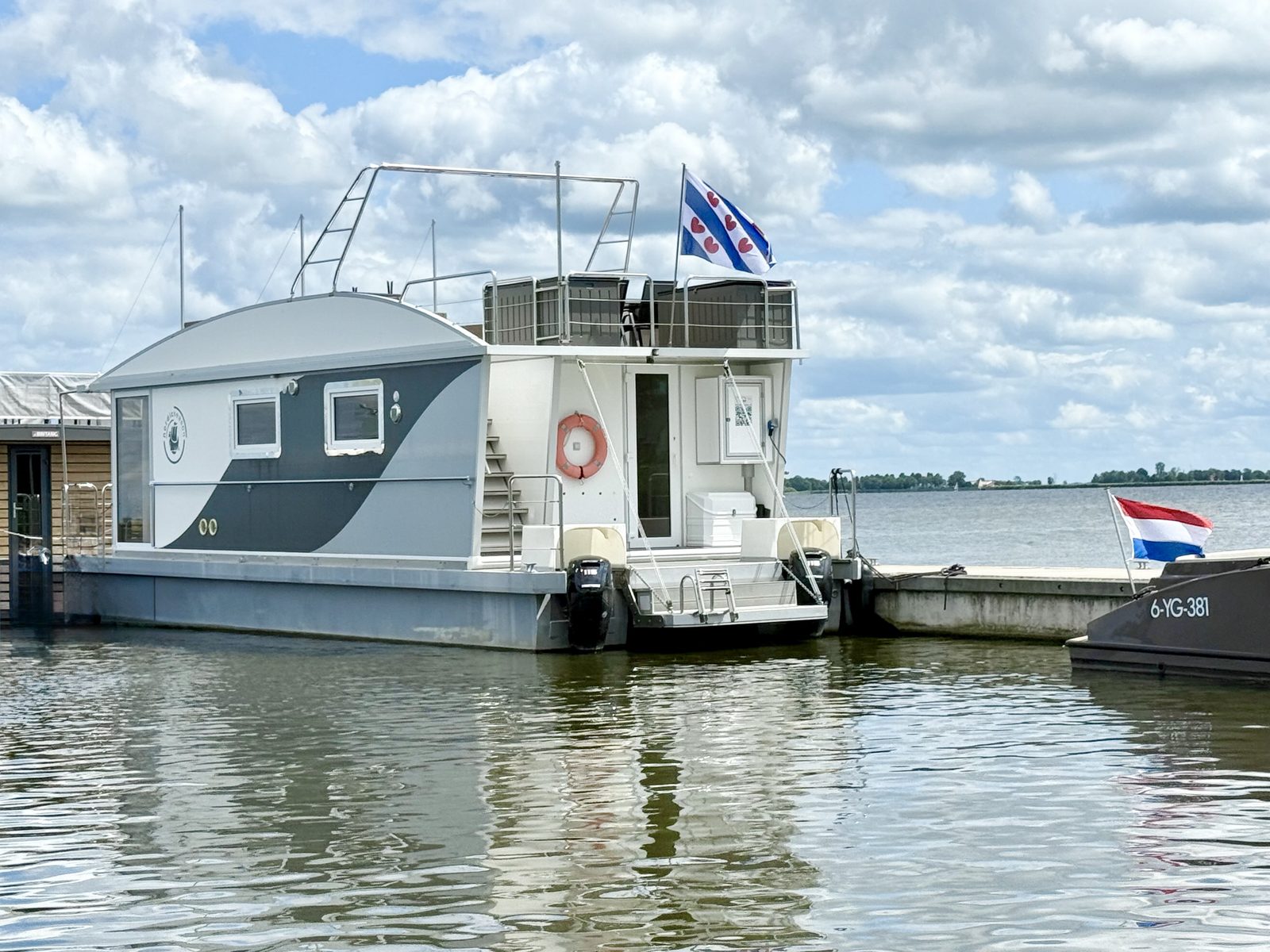 Sundeck Houseboat 