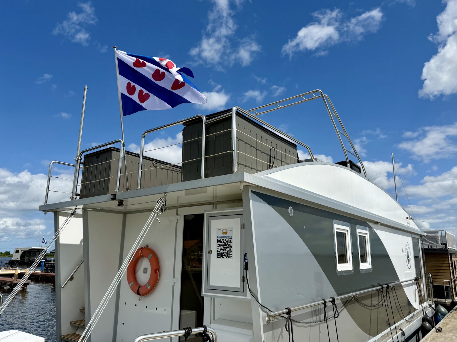Sundeck Houseboat 