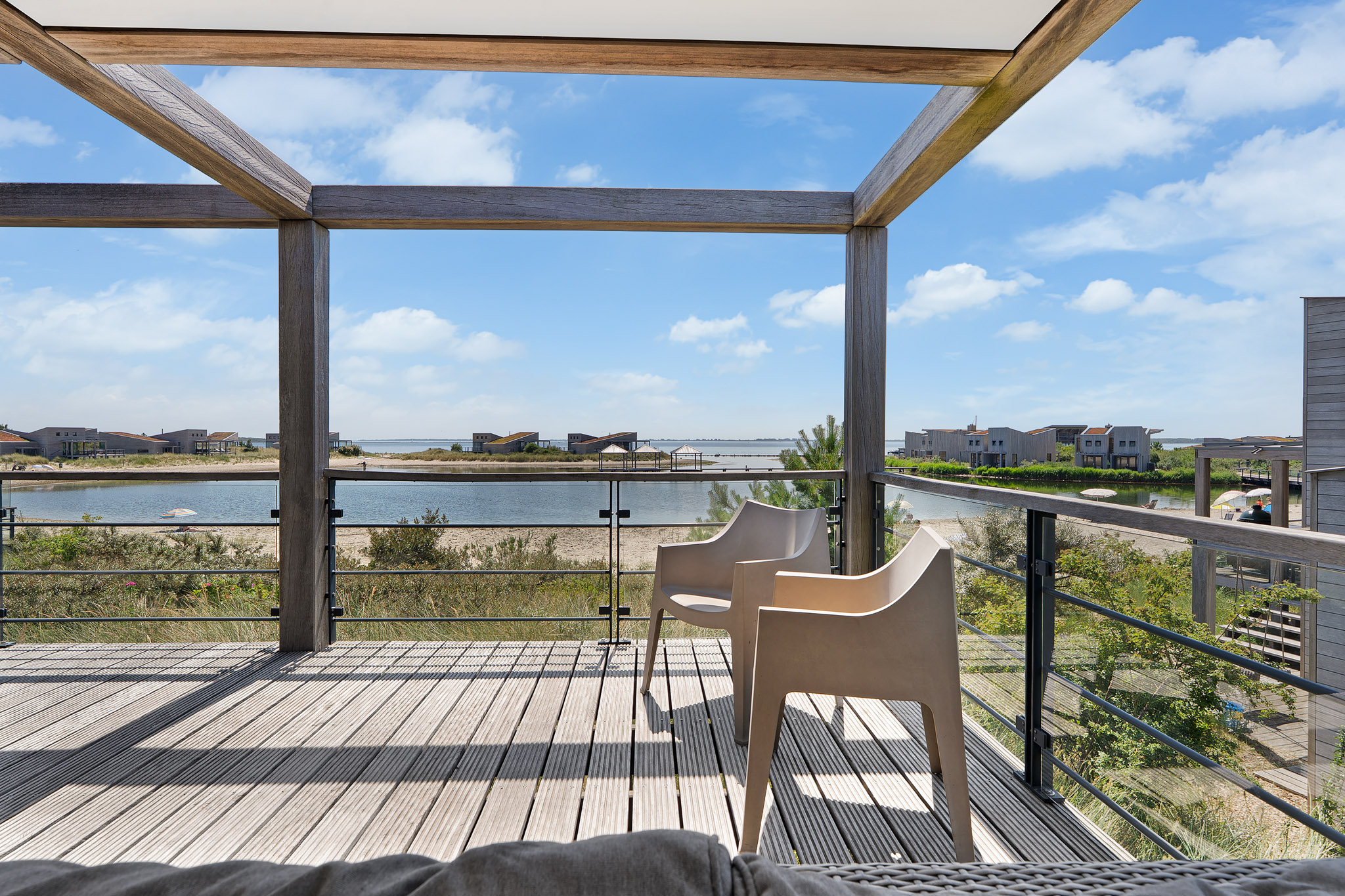 Deze 4 persoons Villa Super VIP biedt een uniek panoramisch uitzicht over het water en heeft een heerlijke groot terras.